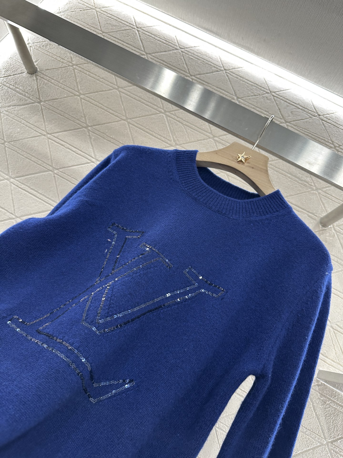 ♥Louis Vuitto*♥2025新品上架
        亮片套头毛衣
定制YB羊绒羊毛纱线织造 