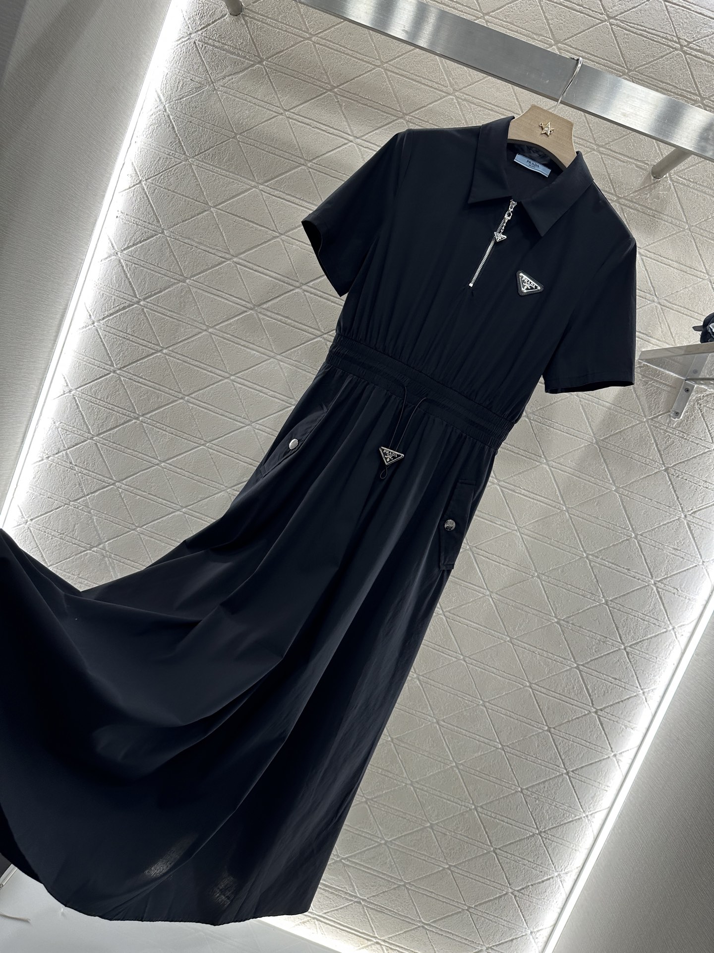 ♥Prad*♥2025新品上架
     短袖抽绳连衣裙
定制YB斜纹全棉材质 质感透气 垂顺有型 翻领