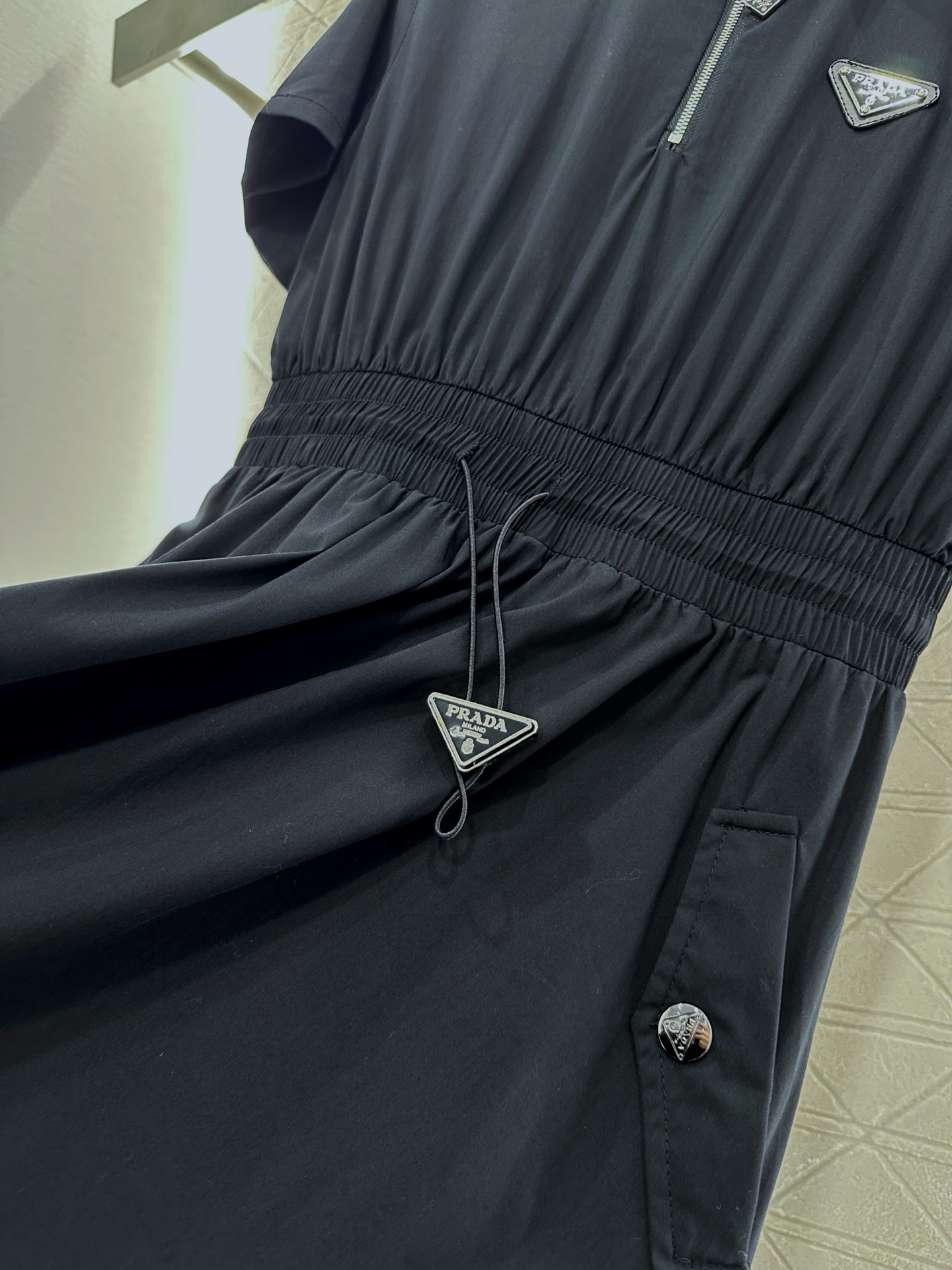 ♥Prad*♥2025新品上架
     短袖抽绳连衣裙
定制YB斜纹全棉材质 质感透气 垂顺有型 翻领