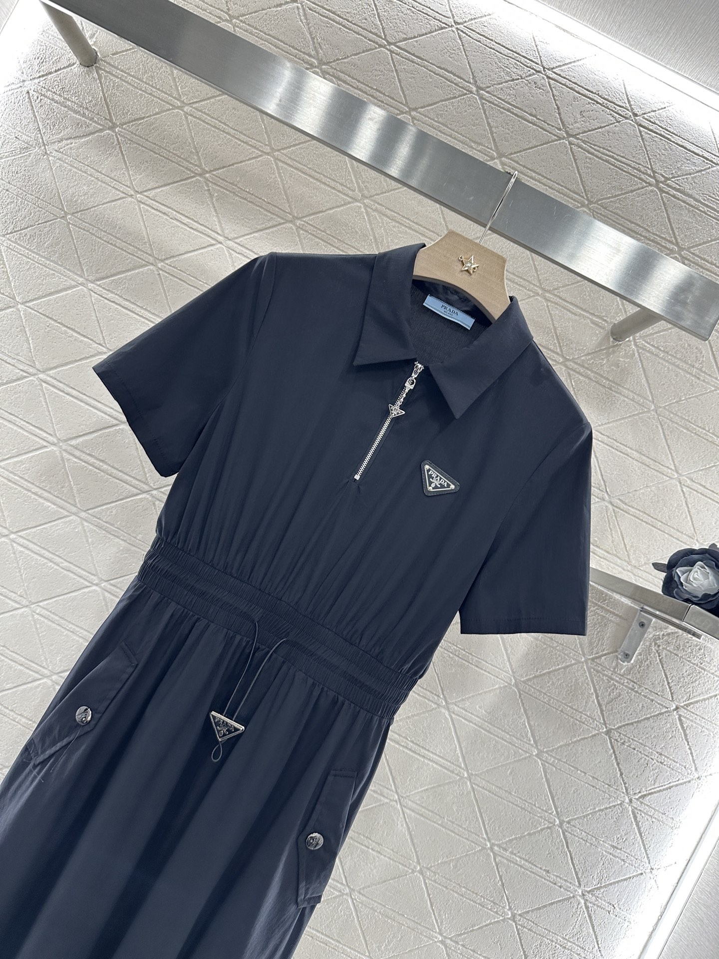 ♥Prad*♥2025新品上架
     短袖抽绳连衣裙
定制YB斜纹全棉材质 质感透气 垂顺有型 翻领