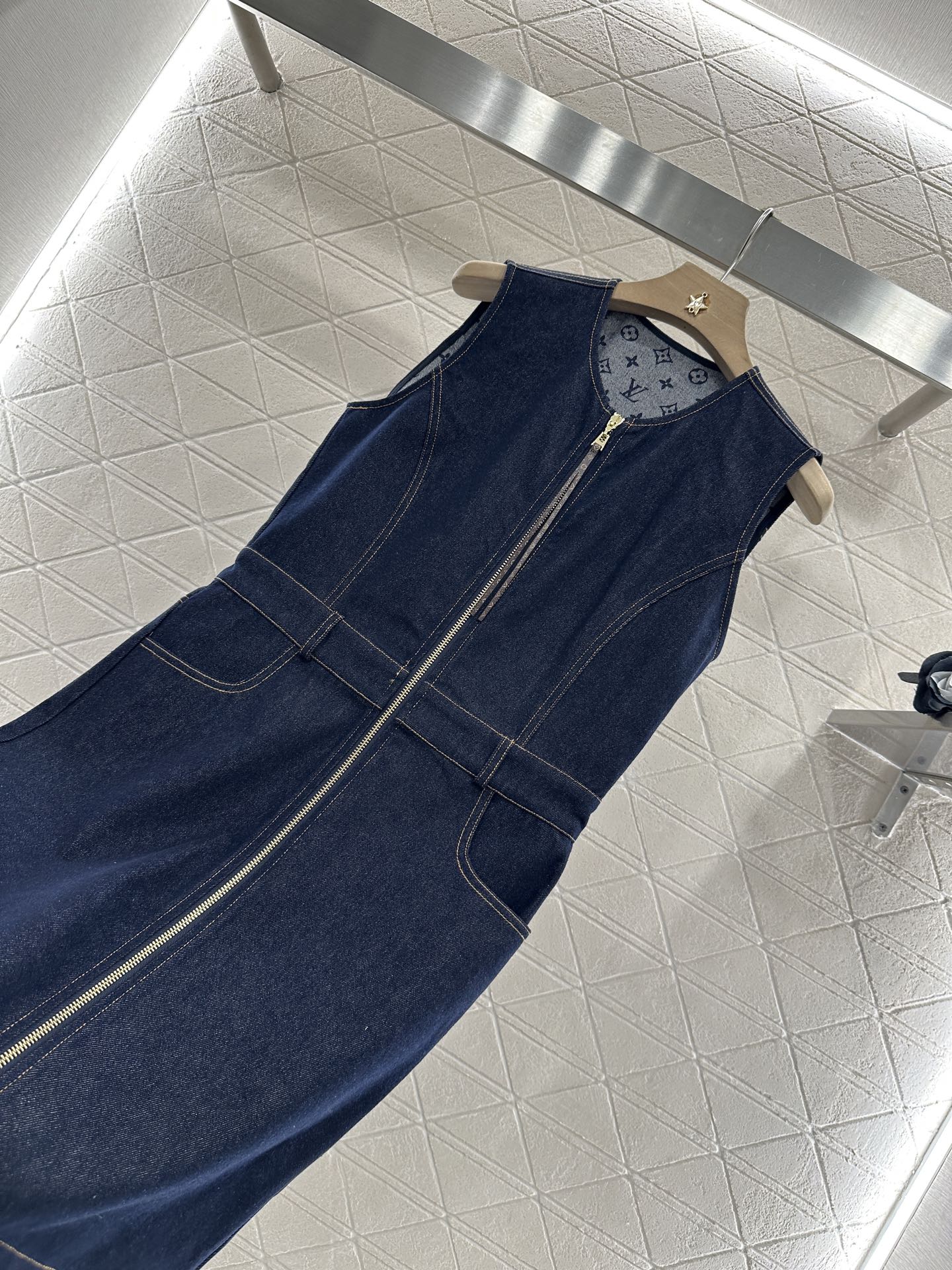 ♥Louis Vuitto*♥2025新品上架
        印花牛仔背心裙
定制YB斜纹棉牛仔材质 