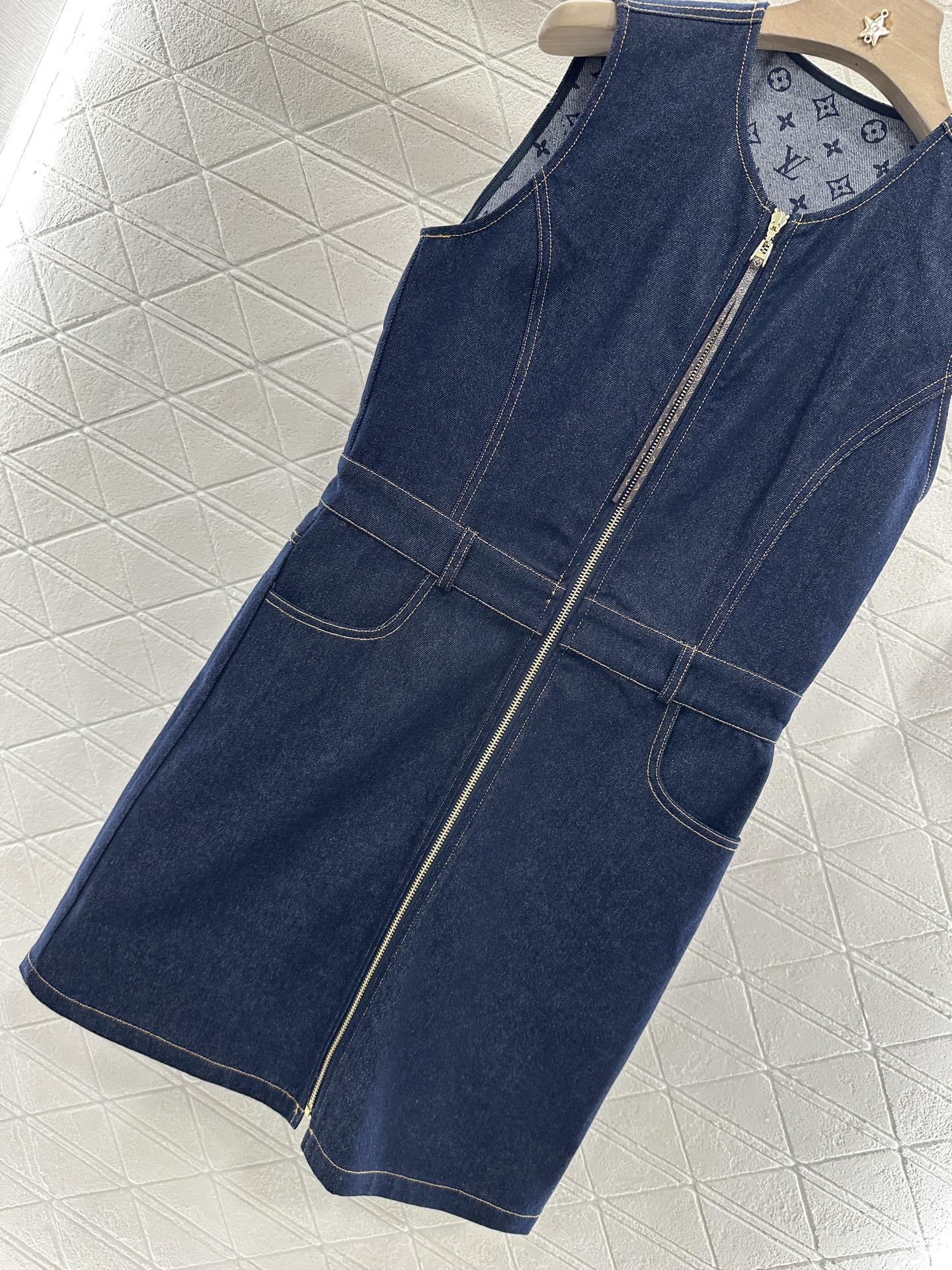 ♥Louis Vuitto*♥2025新品上架
        印花牛仔背心裙
定制YB斜纹棉牛仔材质 