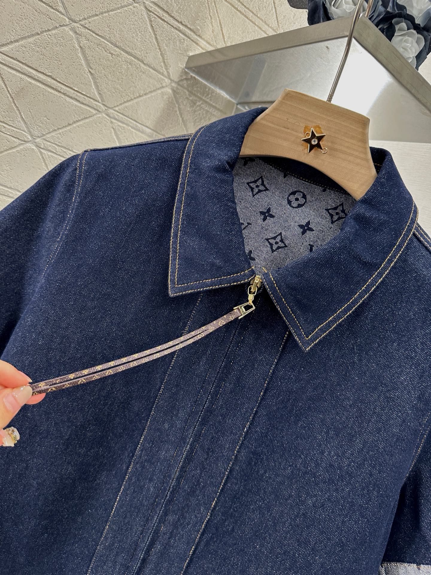 ♥Louis Vuitto*♥2025新品上架
   牛仔翻领短袖外套短裤套装
定制YB斜纹棉牛仔材质 
