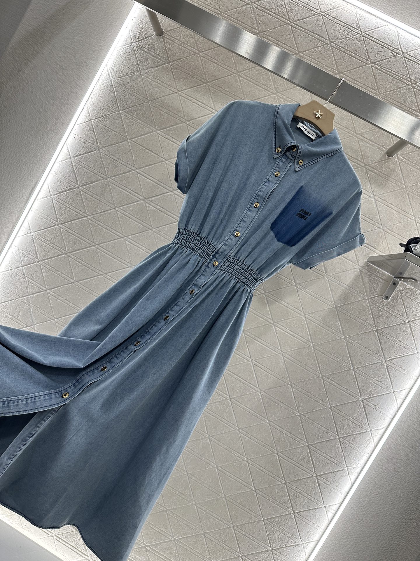 ♥Miumi*♥2025新品上架
     收腰牛仔连衣裙 
定制YB斜纹棉牛仔材质 酵素水洗 呈现复古