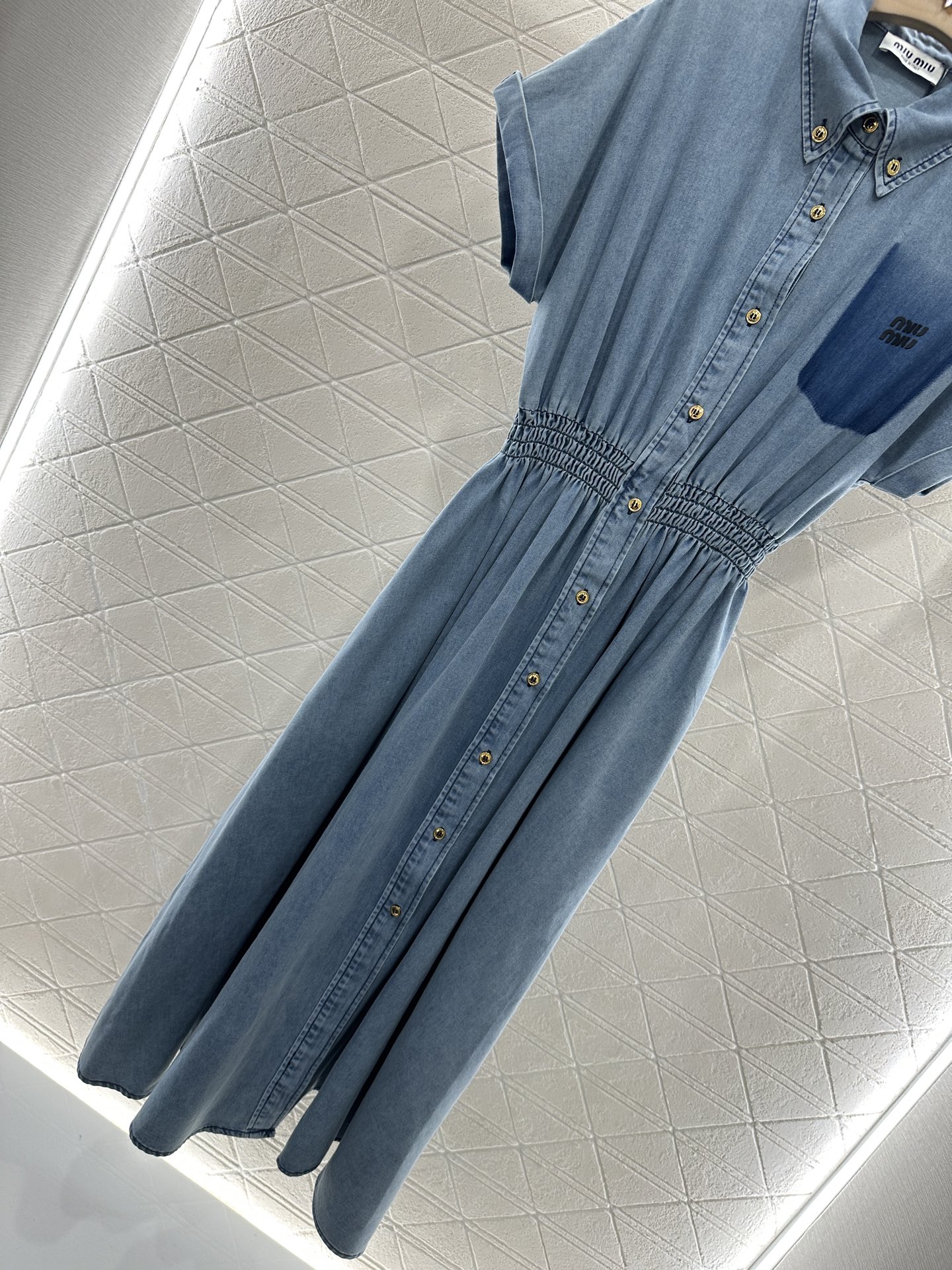 ♥Miumi*♥2025新品上架
     收腰牛仔连衣裙 
定制YB斜纹棉牛仔材质 酵素水洗 呈现复古