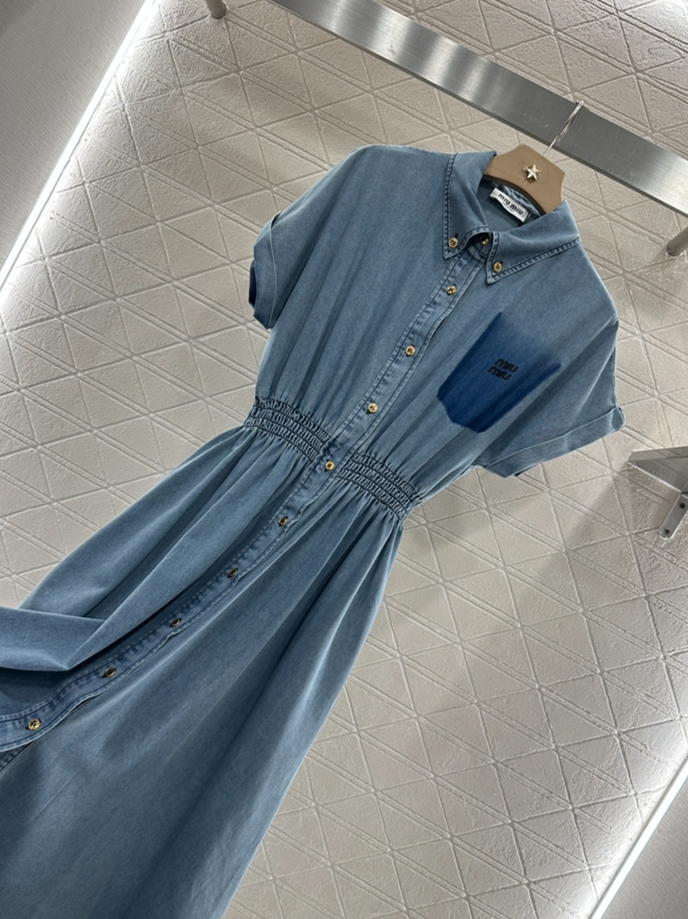 ♥Miumi*♥2025新品上架
     收腰牛仔连衣裙 
定制YB斜纹棉牛仔材质 酵素水洗 呈现复古