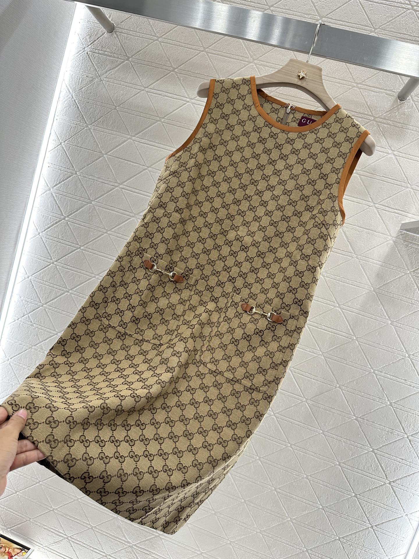 ♥Gucc*♥2025新品上架
      提花背心裙
定制YB进口提花材质 质感挺括 上身有型 拉链背
