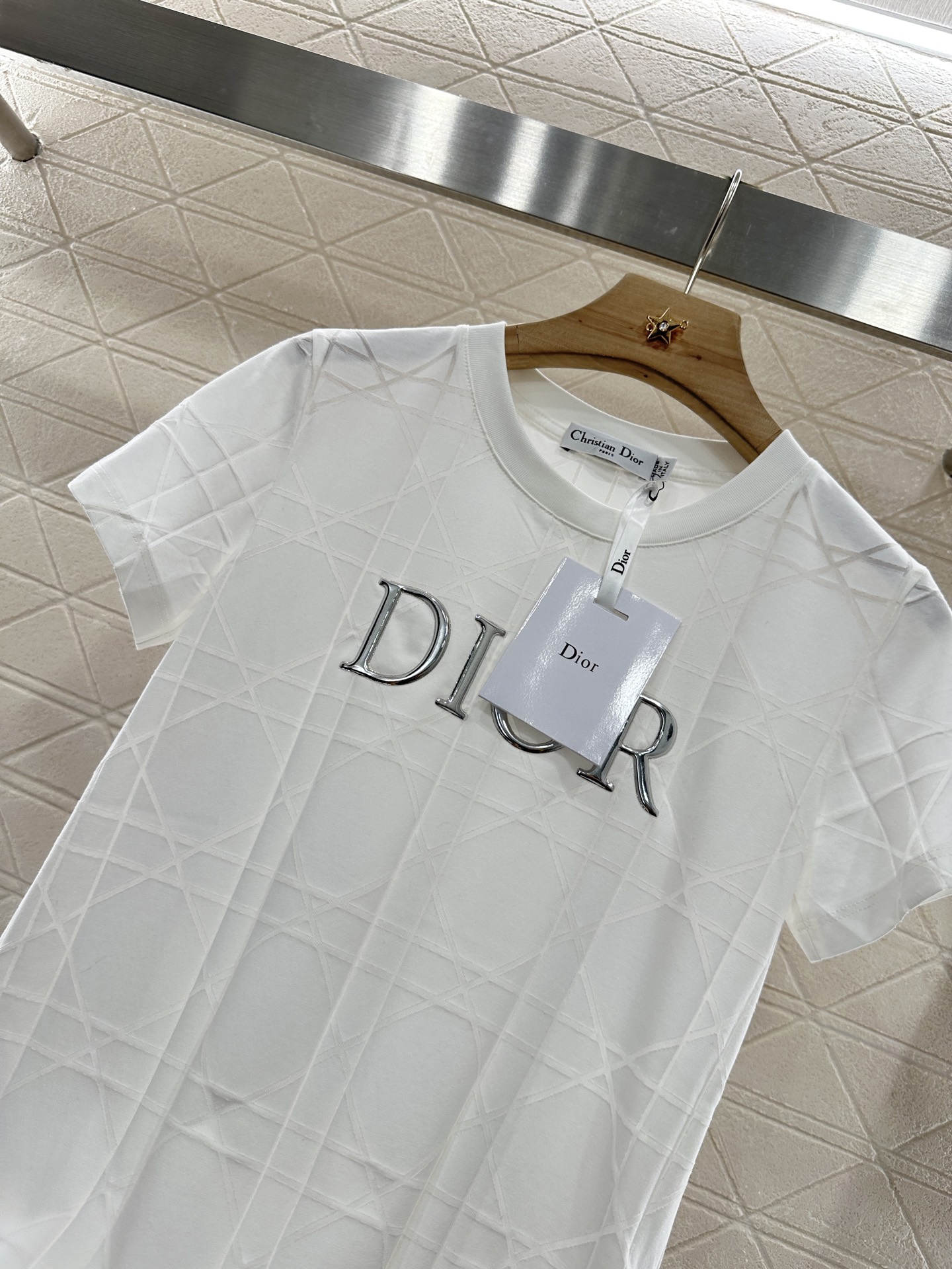 ♥Dio*♥2025新品上架
     菱格浮雕𝑇𝑒𝑒
定制YB斜纹全棉材质 透气舒适 质感十足 修身短