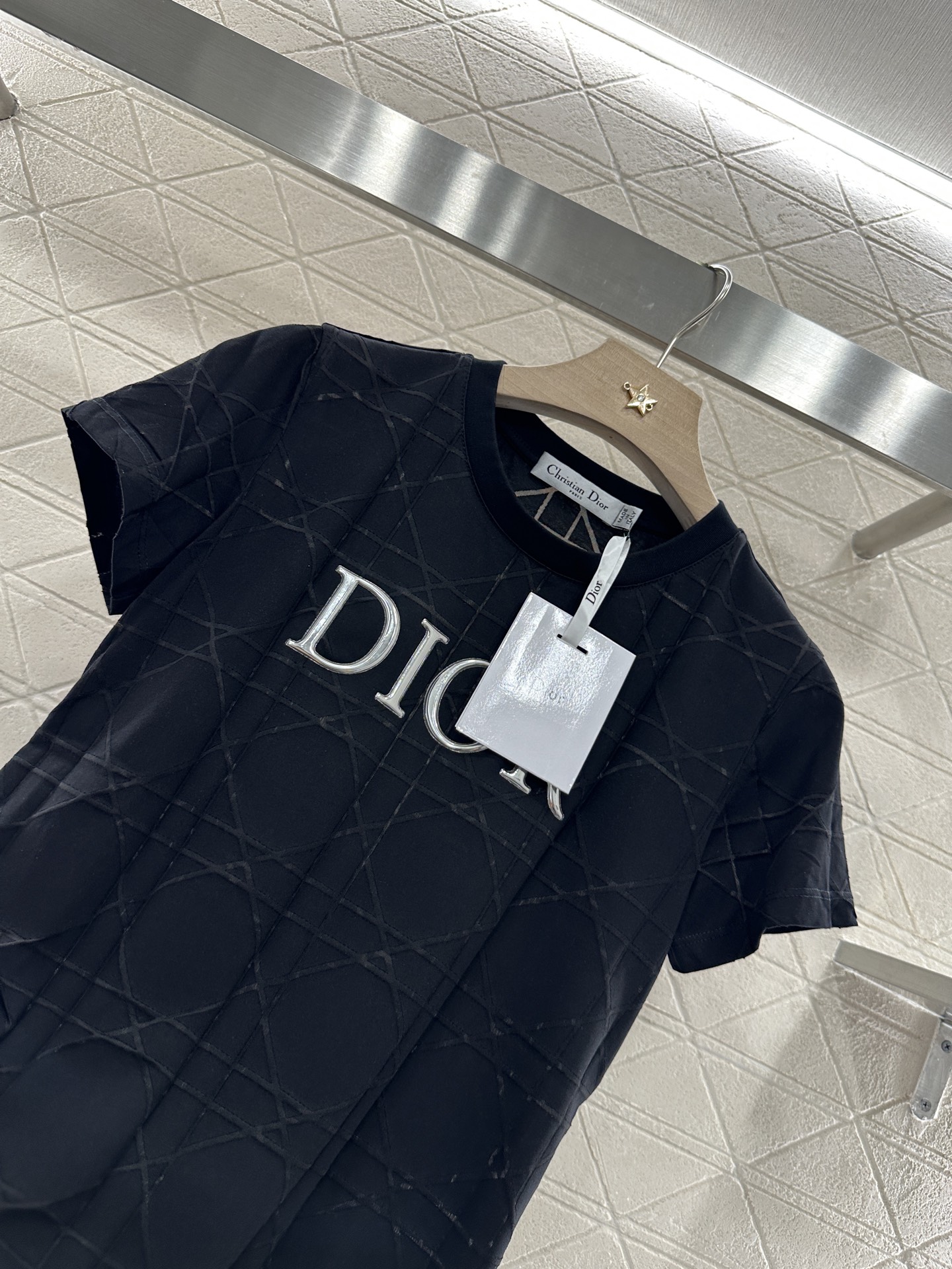 ♥Dio*♥2025新品上架
     菱格浮雕𝑇𝑒𝑒
定制YB斜纹全棉材质 透气舒适 质感十足 修身短