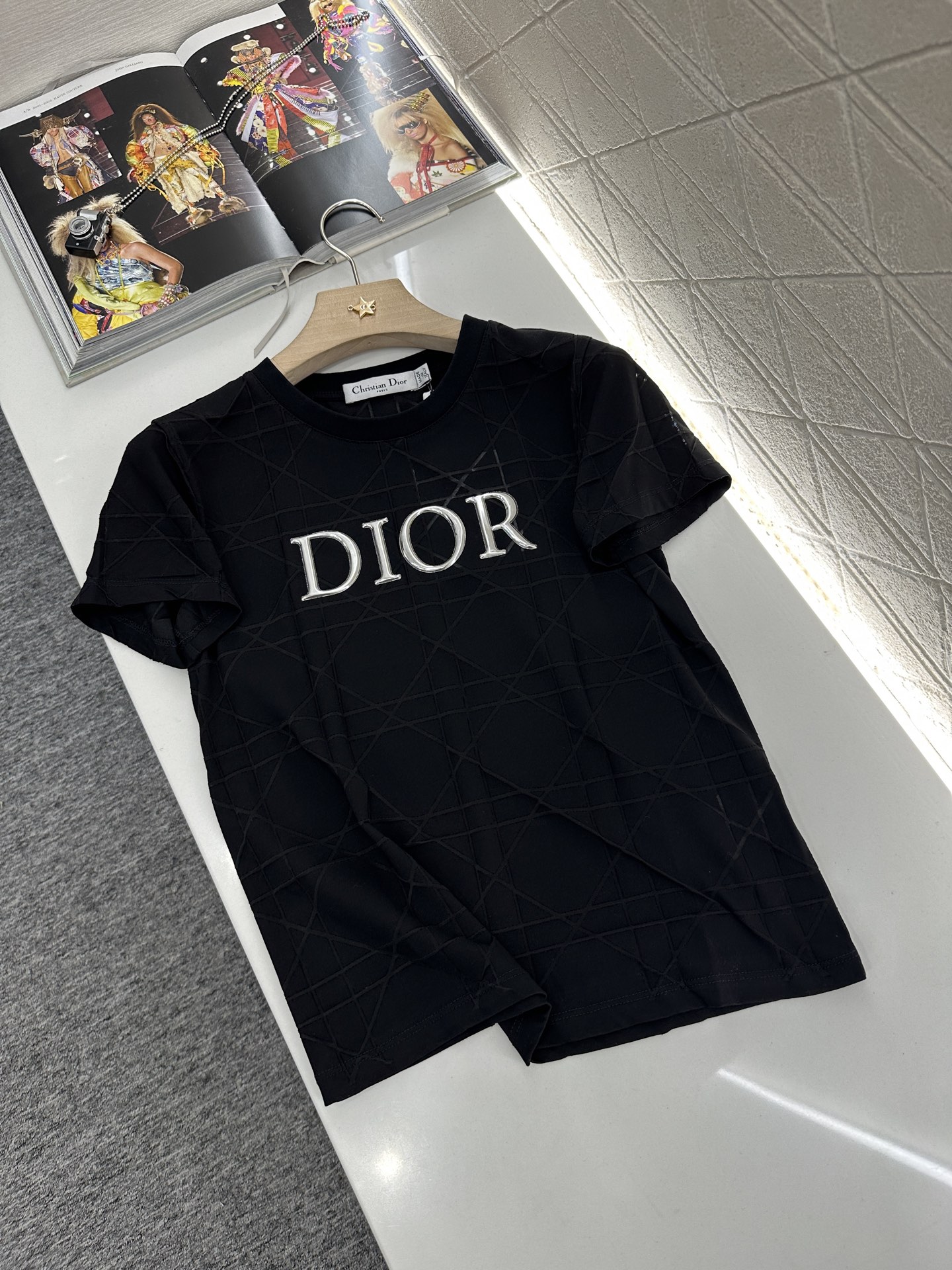 ♥Dio*♥2025新品上架
     菱格浮雕𝑇𝑒𝑒
定制YB斜纹全棉材质 透气舒适 质感十足 修身短