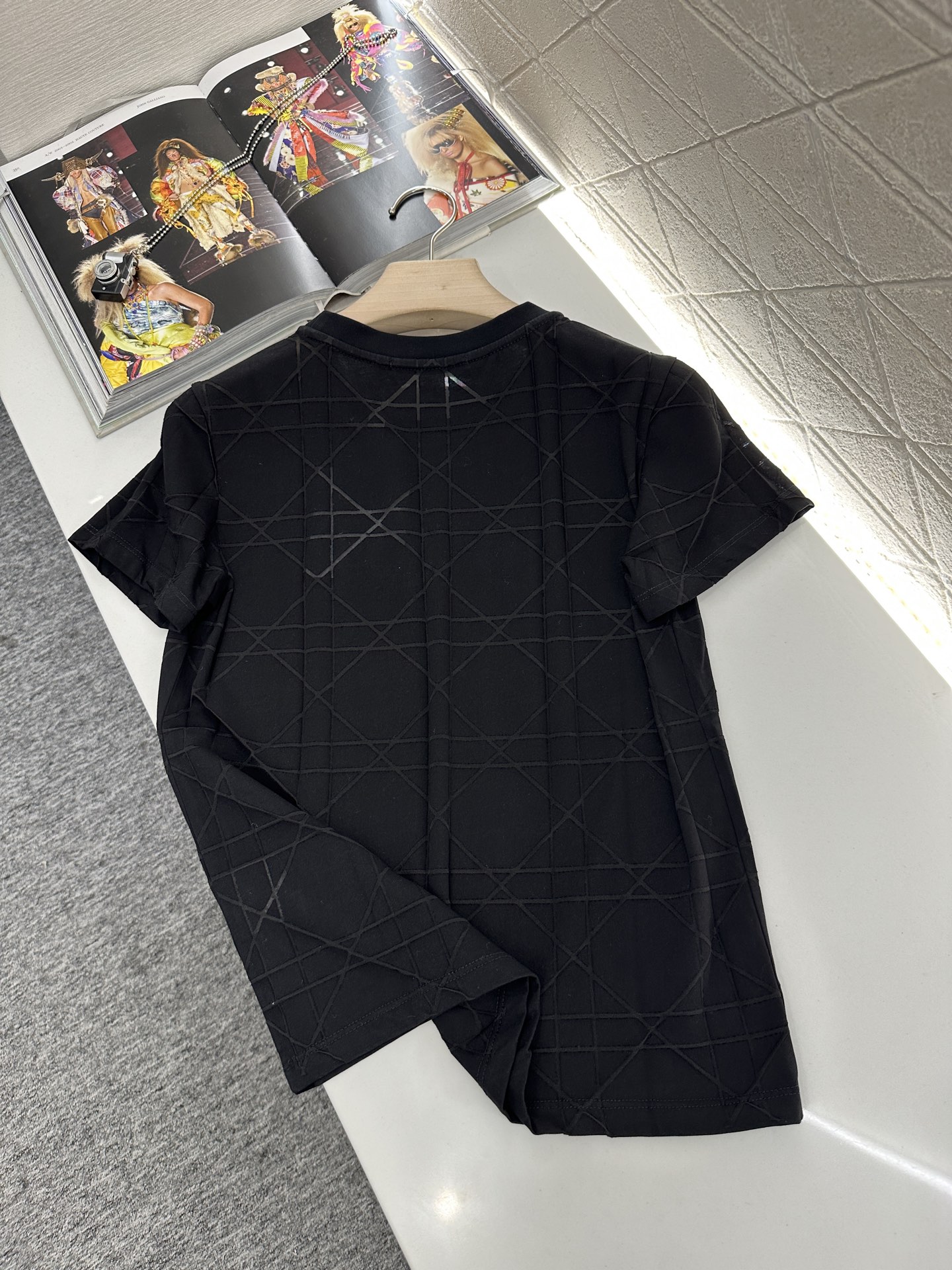 ♥Dio*♥2025新品上架
     菱格浮雕𝑇𝑒𝑒
定制YB斜纹全棉材质 透气舒适 质感十足 修身短