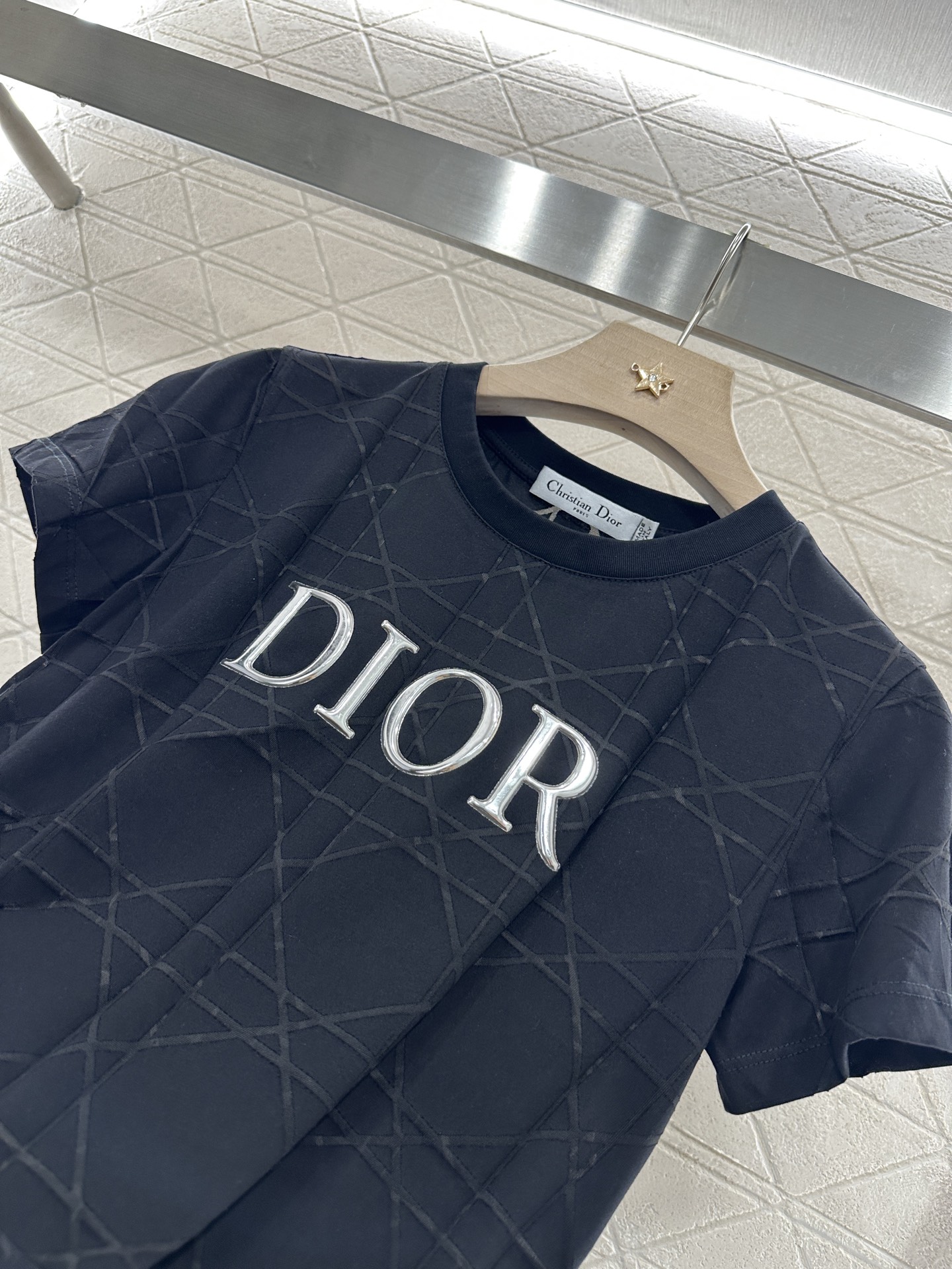 ♥Dio*♥2025新品上架
     菱格浮雕𝑇𝑒𝑒
定制YB斜纹全棉材质 透气舒适 质感十足 修身短