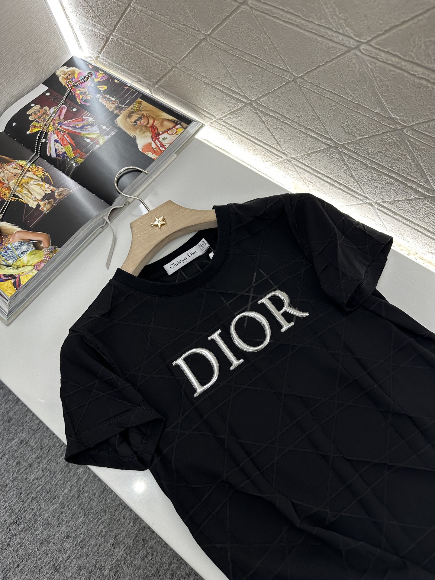 ♥Dio*♥2025新品上架
     菱格浮雕𝑇𝑒𝑒
定制YB斜纹全棉材质 透气舒适 质感十足 修身短