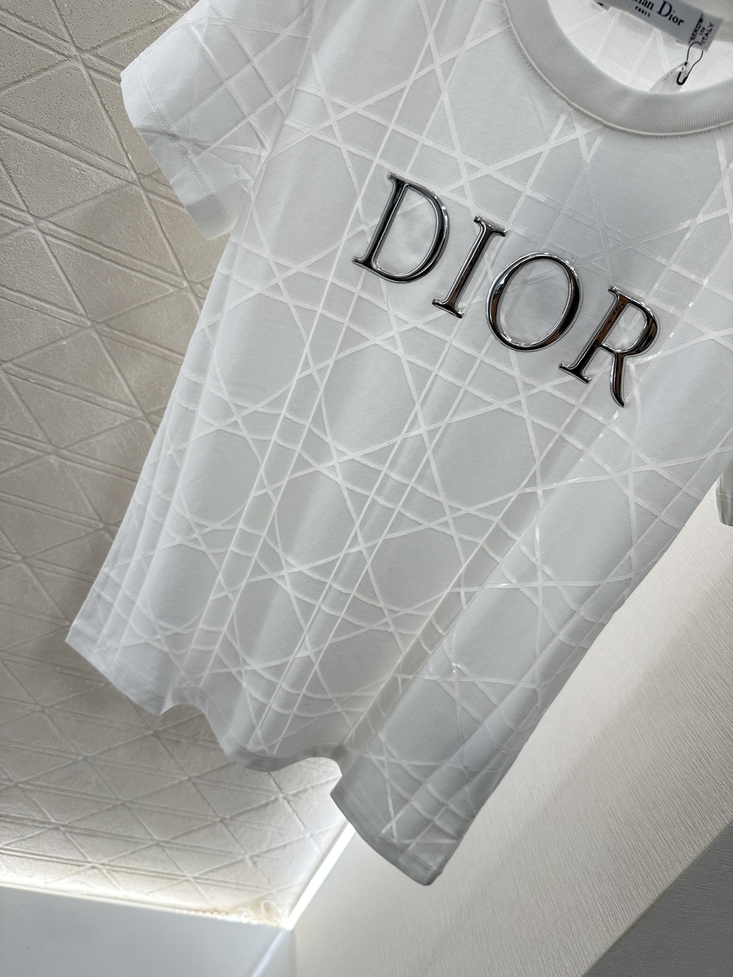 ♥Dio*♥2025新品上架
     菱格浮雕𝑇𝑒𝑒
定制YB斜纹全棉材质 透气舒适 质感十足 修身短