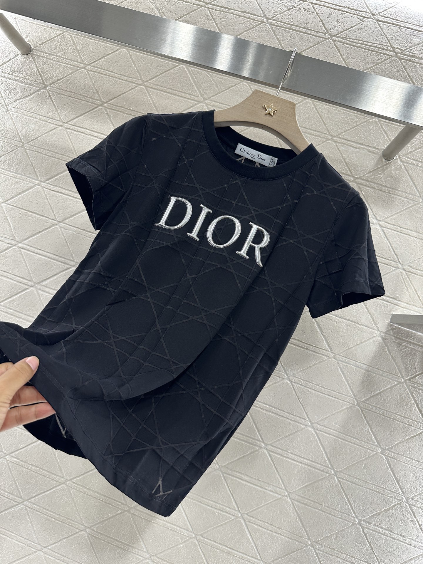 ♥Dio*♥2025新品上架
     菱格浮雕𝑇𝑒𝑒
定制YB斜纹全棉材质 透气舒适 质感十足 修身短