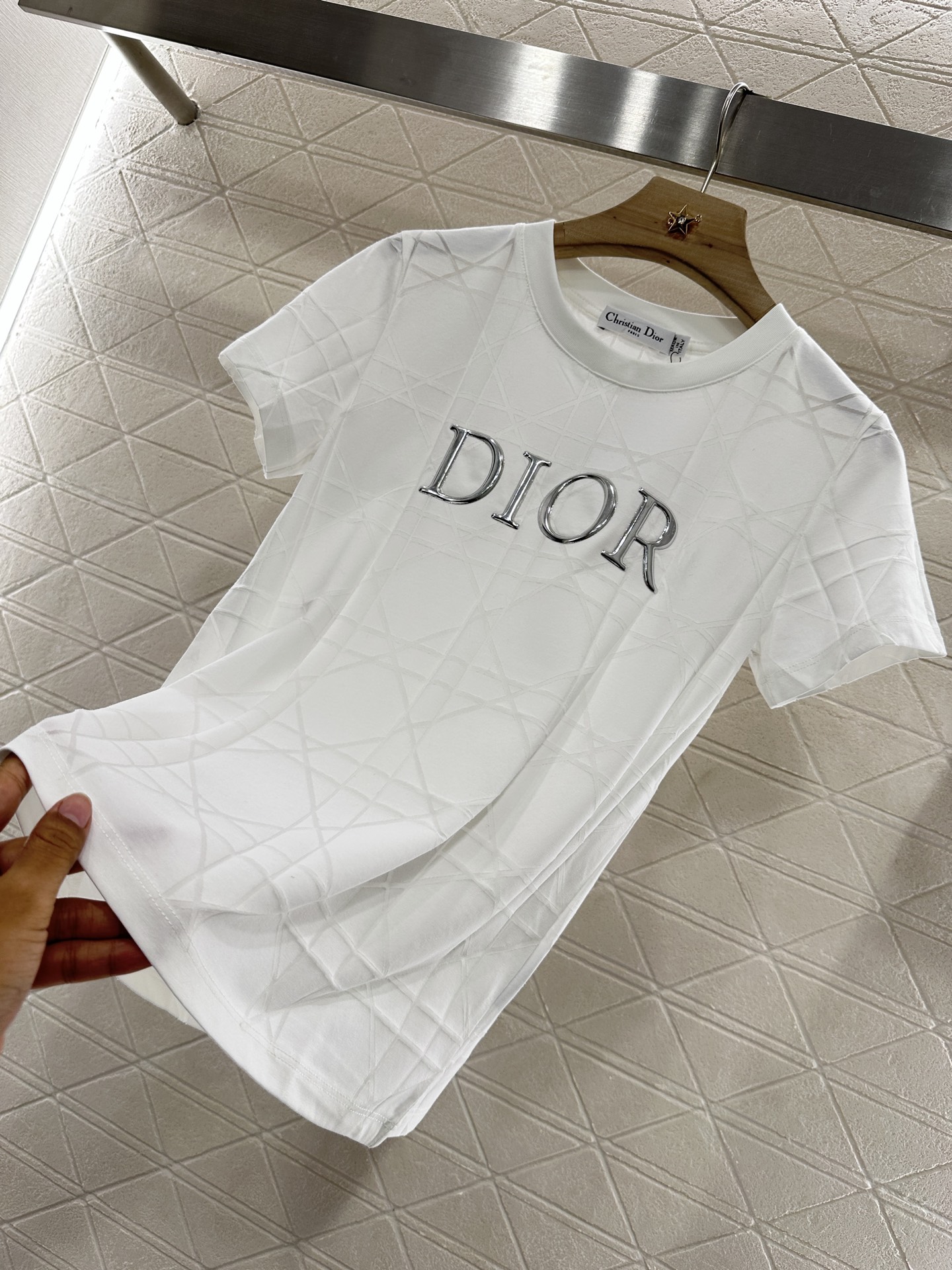 ♥Dio*♥2025新品上架
     菱格浮雕𝑇𝑒𝑒
定制YB斜纹全棉材质 透气舒适 质感十足 修身短