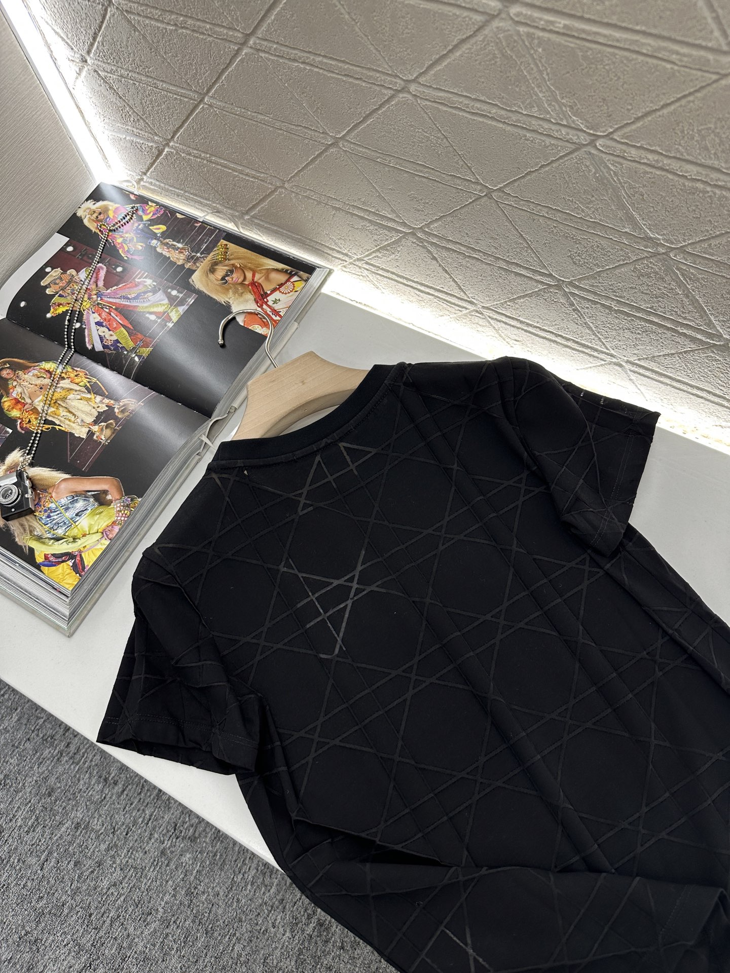 ♥Dio*♥2025新品上架
     菱格浮雕𝑇𝑒𝑒
定制YB斜纹全棉材质 透气舒适 质感十足 修身短