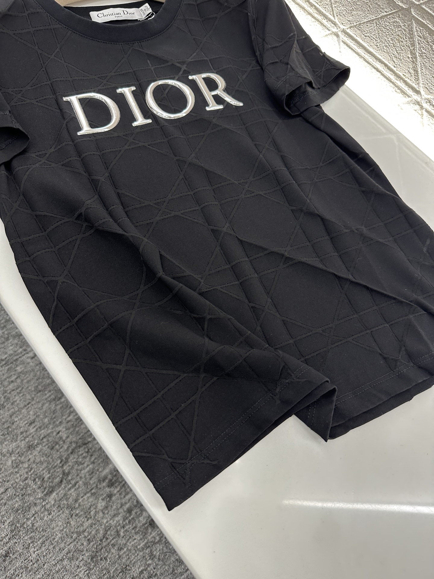 ♥Dio*♥2025新品上架
     菱格浮雕𝑇𝑒𝑒
定制YB斜纹全棉材质 透气舒适 质感十足 修身短