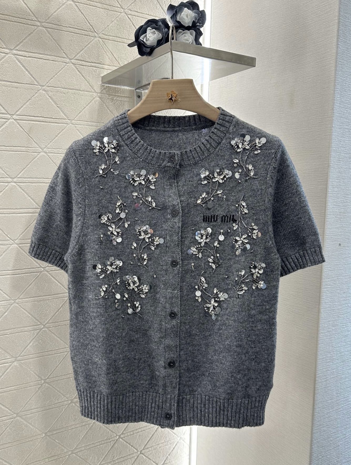 ♥Miumi*♥2025新品上架
   重工钉珠针织短袖开衫
定制YB羊毛纱线织造 弹力舒适 透气好穿 