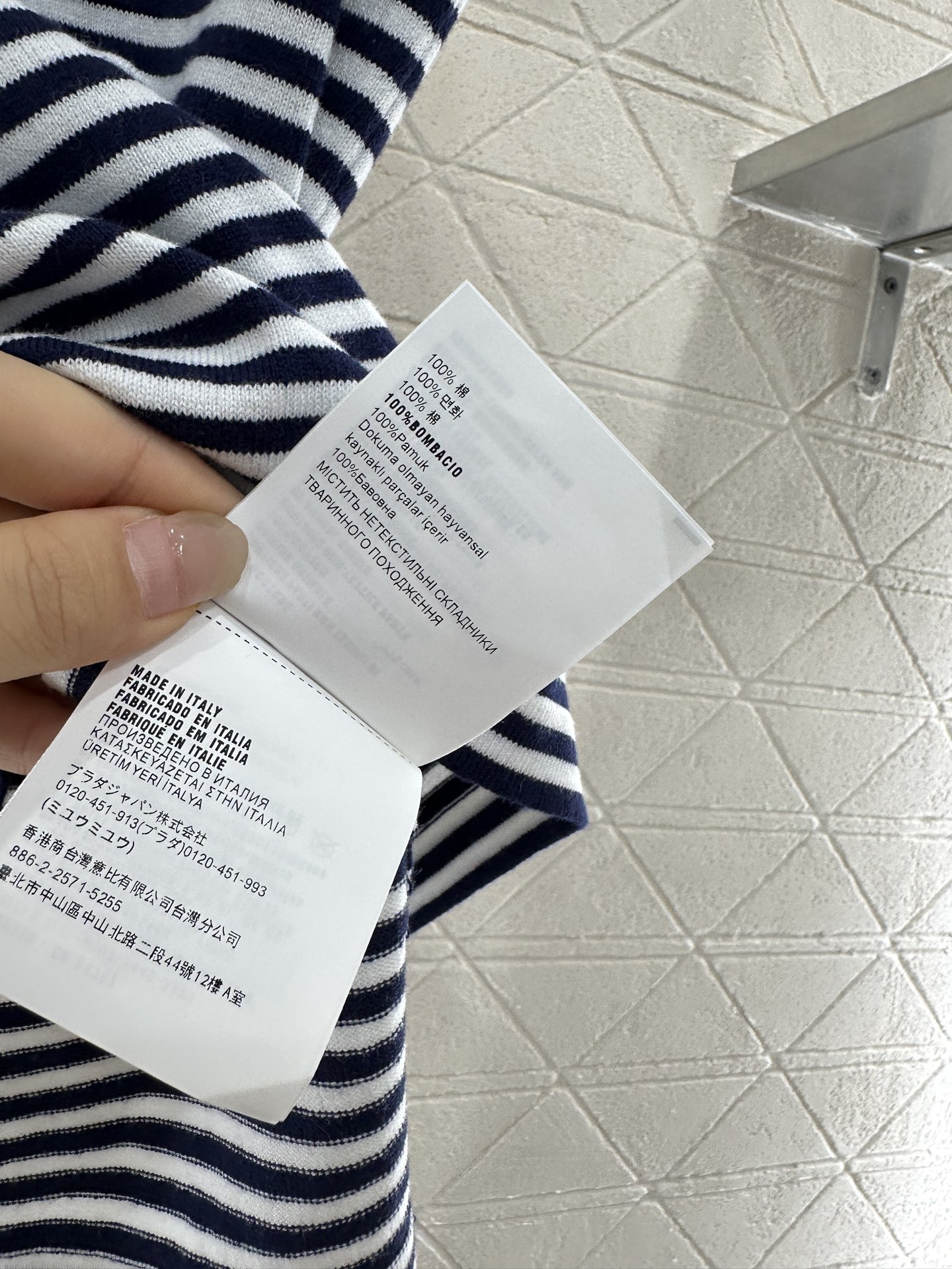 ♥Miumi*♥2025新品上架
      条纹针织短袖
定制YB全棉纱线织造 质感高级舒适 圆领针织