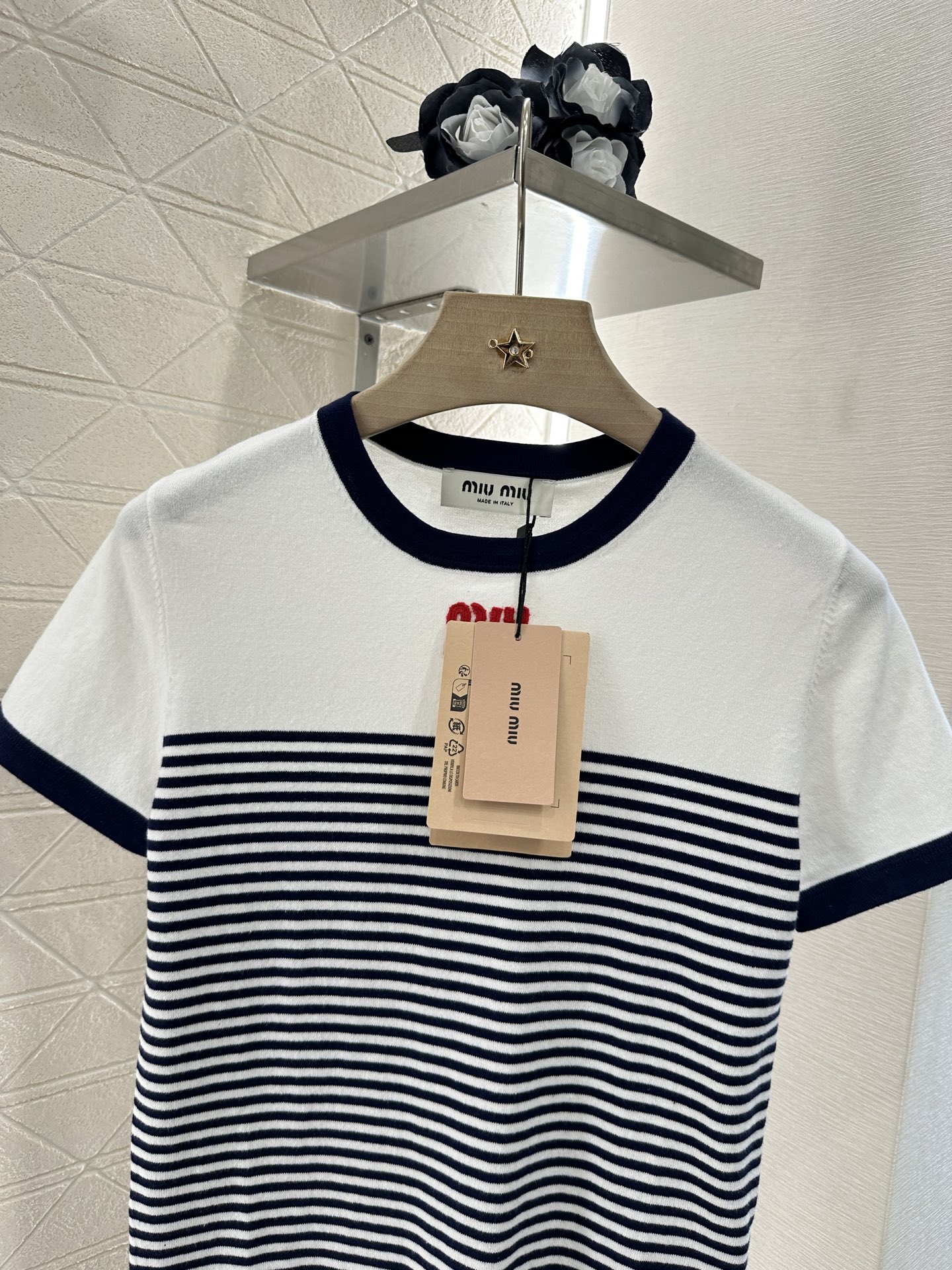 ♥Miumi*♥2025新品上架
      条纹针织短袖
定制YB全棉纱线织造 质感高级舒适 圆领针织