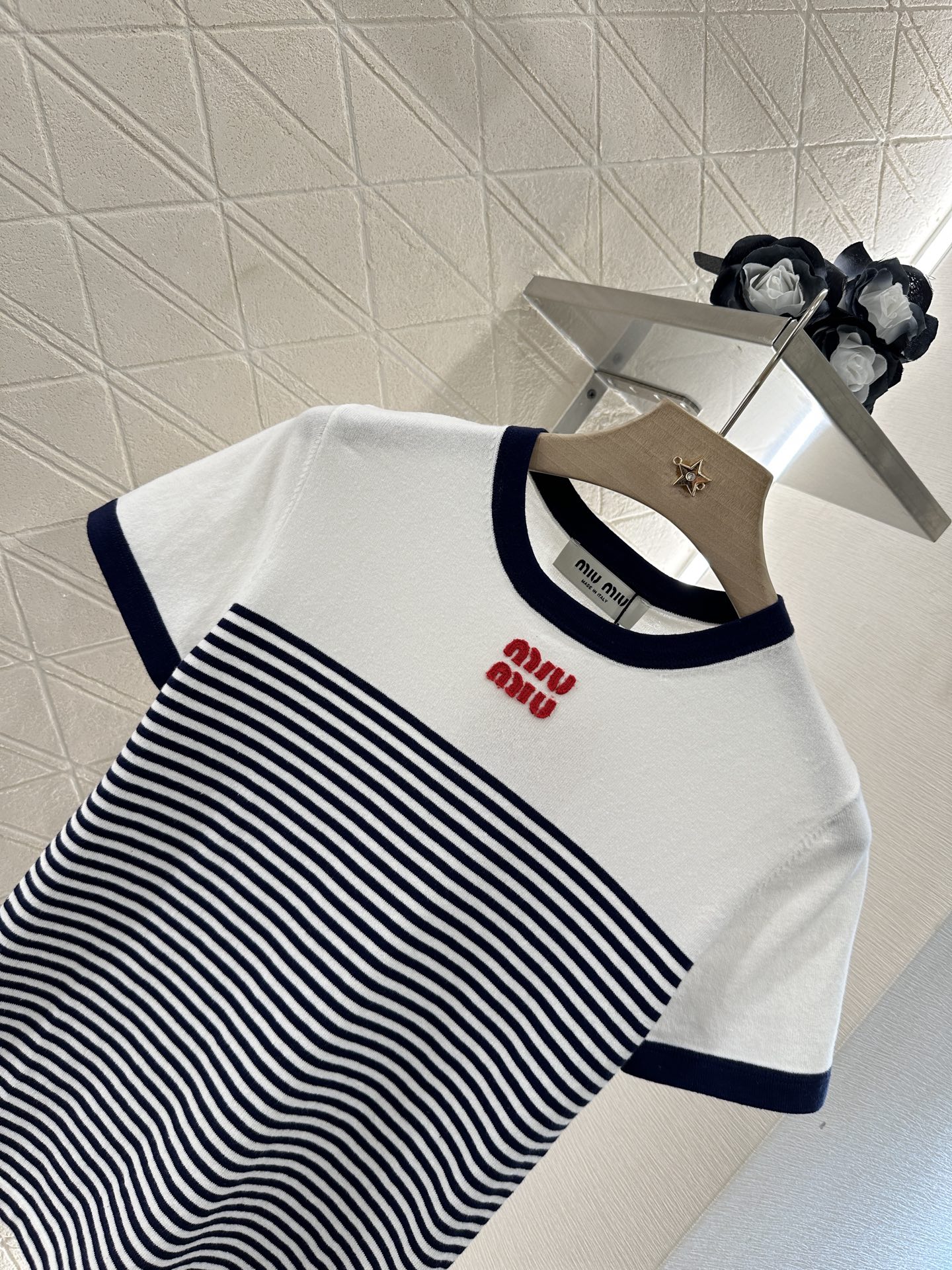♥Miumi*♥2025新品上架
      条纹针织短袖
定制YB全棉纱线织造 质感高级舒适 圆领针织