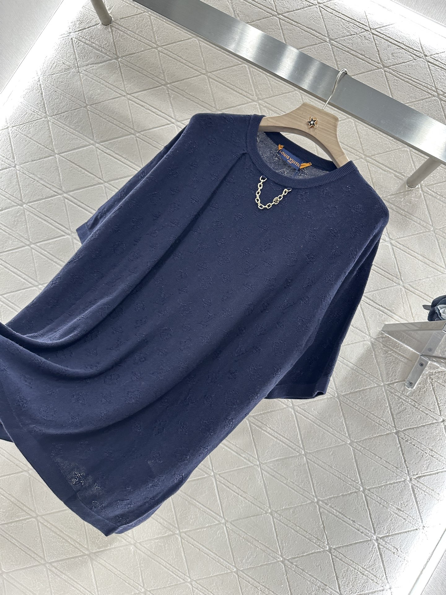 ♥Louis Vuitto*♥2025新品上架
      提花镂空针织上衣
定制YB丝棉纱线织造 质感