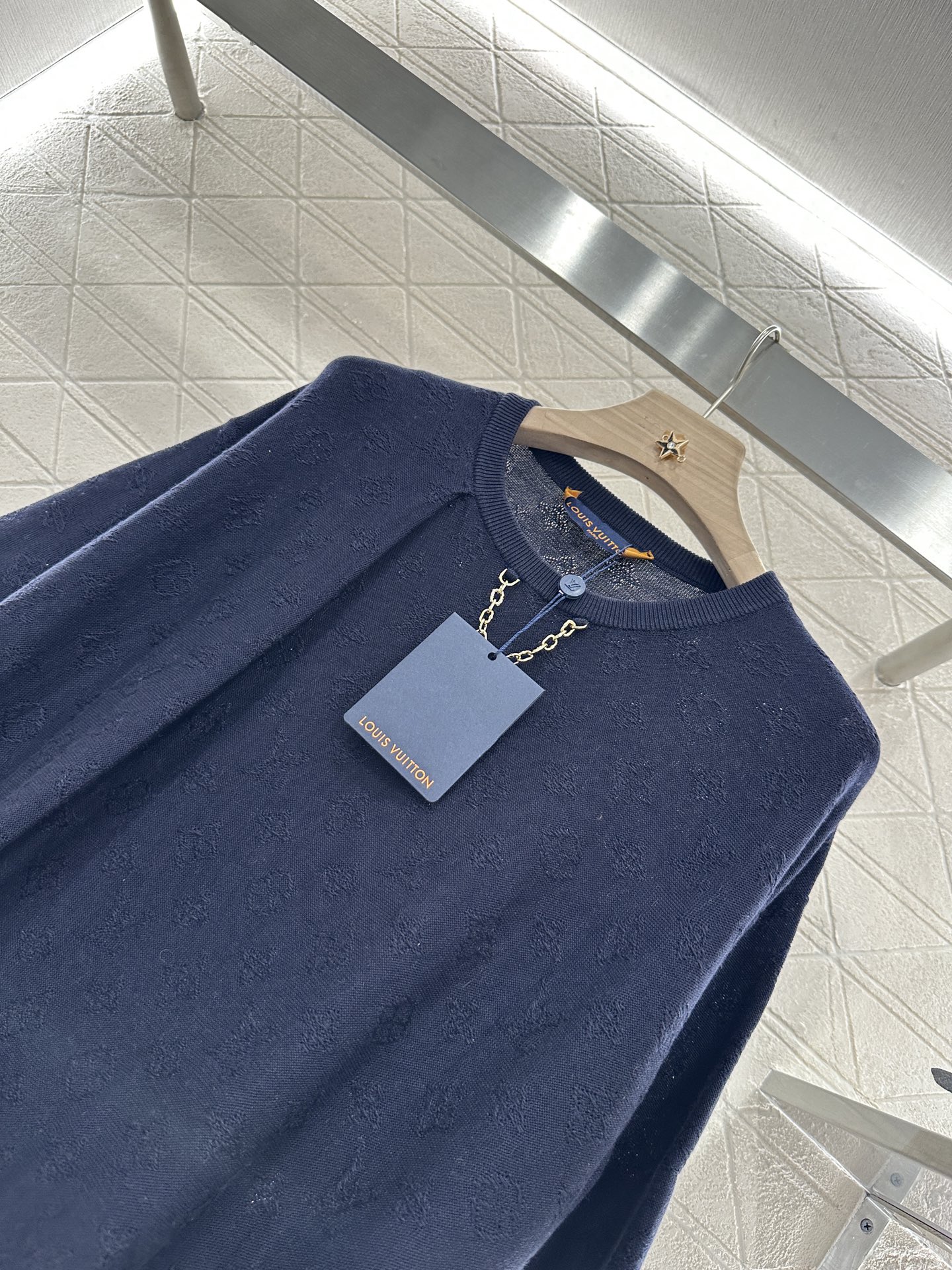 ♥Louis Vuitto*♥2025新品上架
      提花镂空针织上衣
定制YB丝棉纱线织造 质感