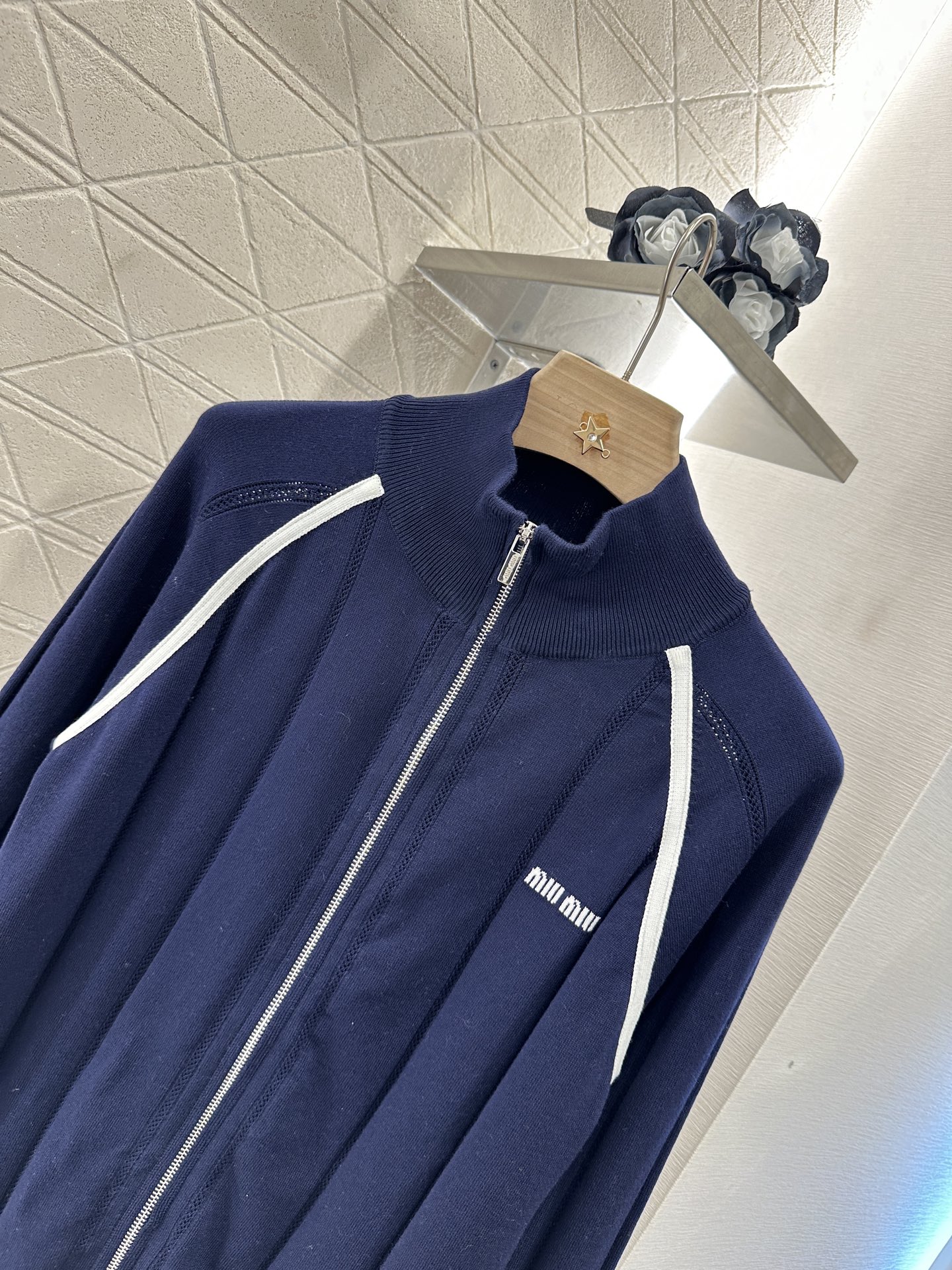 ♥Miumi*♥2025新品上架
     针织长袖拉链外套
定制YB天丝纱线织造 柔软舒适 洋气显瘦 