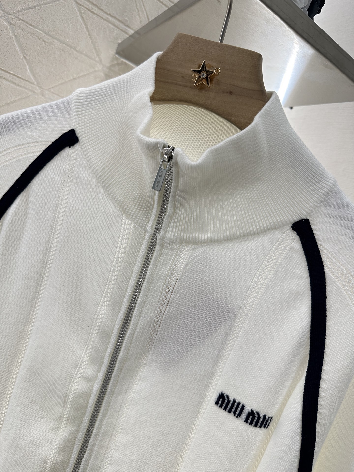 ♥Miumi*♥2025新品上架
     针织长袖拉链外套
定制YB天丝纱线织造 柔软舒适 洋气显瘦 