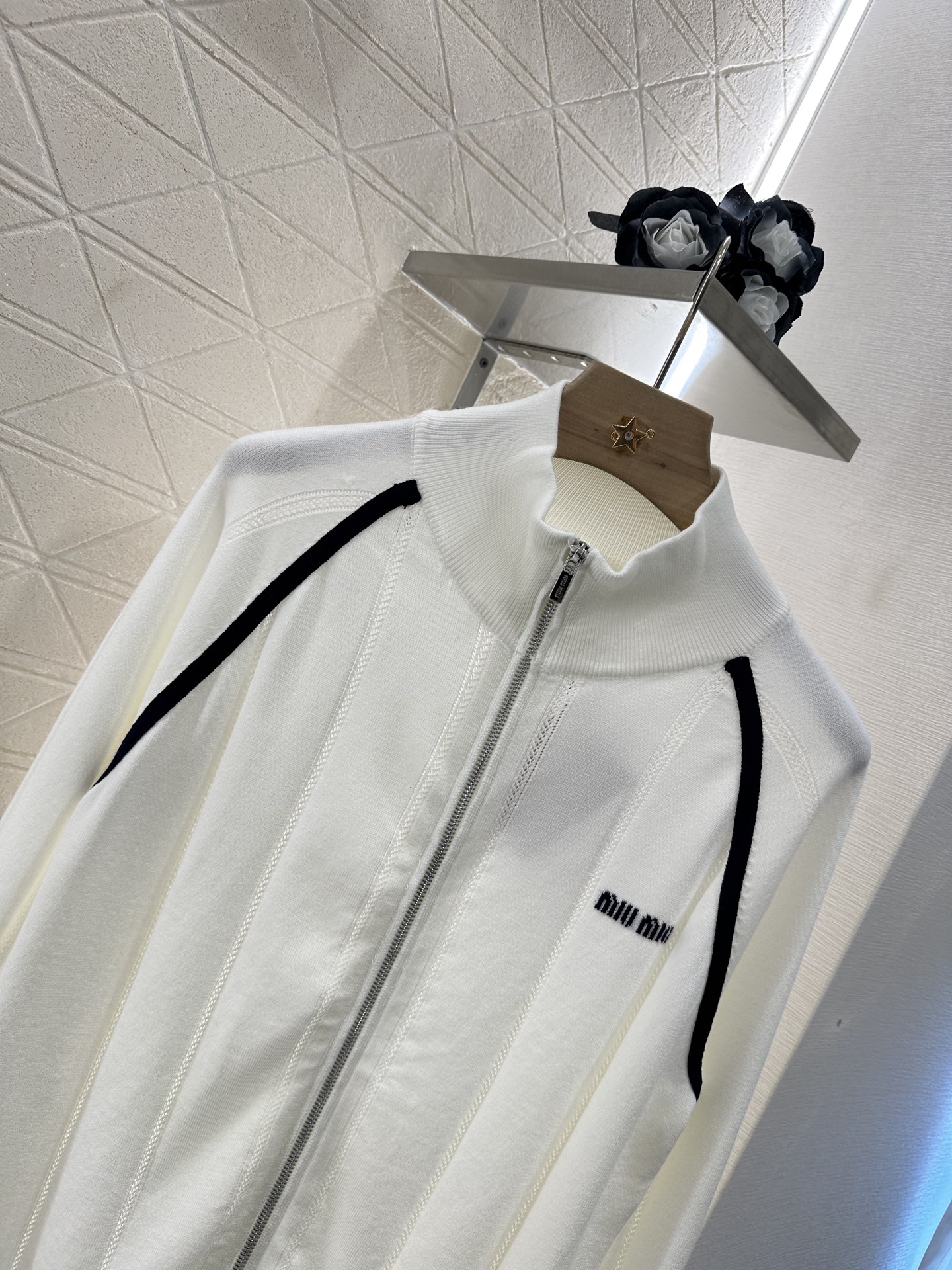 ♥Miumi*♥2025新品上架
     针织长袖拉链外套
定制YB天丝纱线织造 柔软舒适 洋气显瘦 