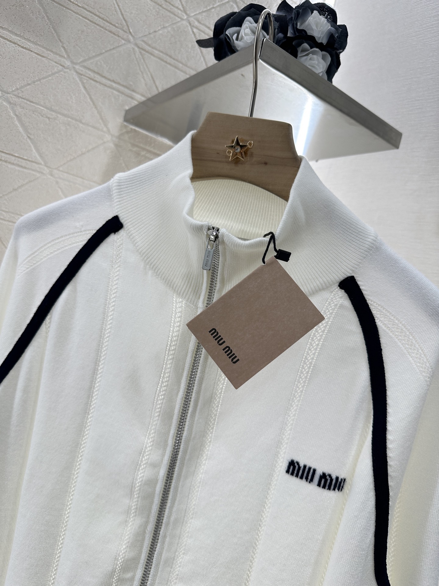 ♥Miumi*♥2025新品上架
     针织长袖拉链外套
定制YB天丝纱线织造 柔软舒适 洋气显瘦 