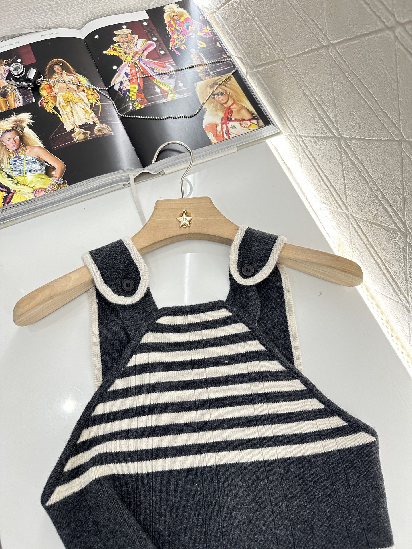 ♥Miumi*♥2025新品上架
       条纹针织背心
定制YB羊绒羊毛纱线织造 质感舒适 弹力十