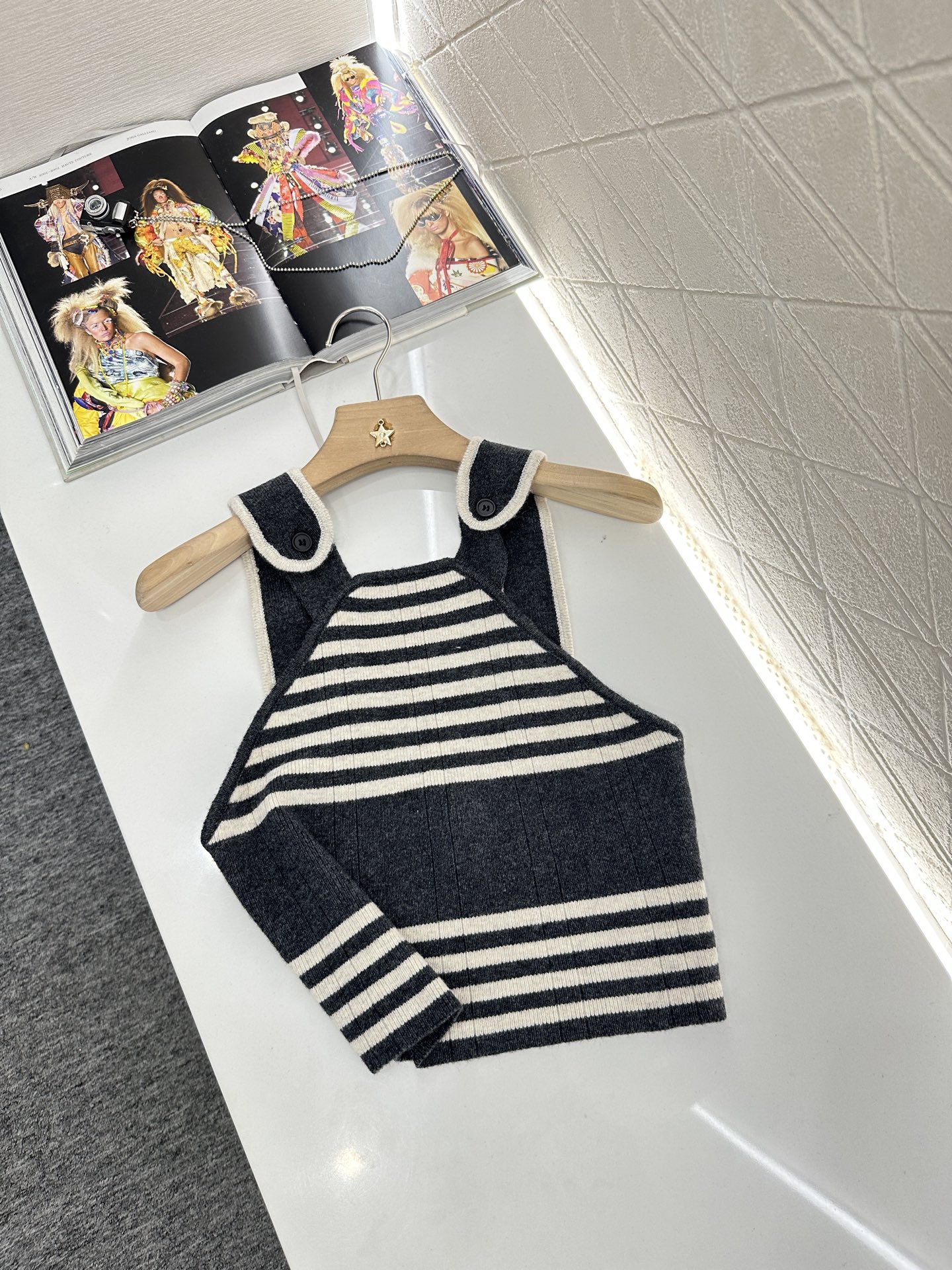 ♥Miumi*♥2025新品上架
       条纹针织背心
定制YB羊绒羊毛纱线织造 质感舒适 弹力十