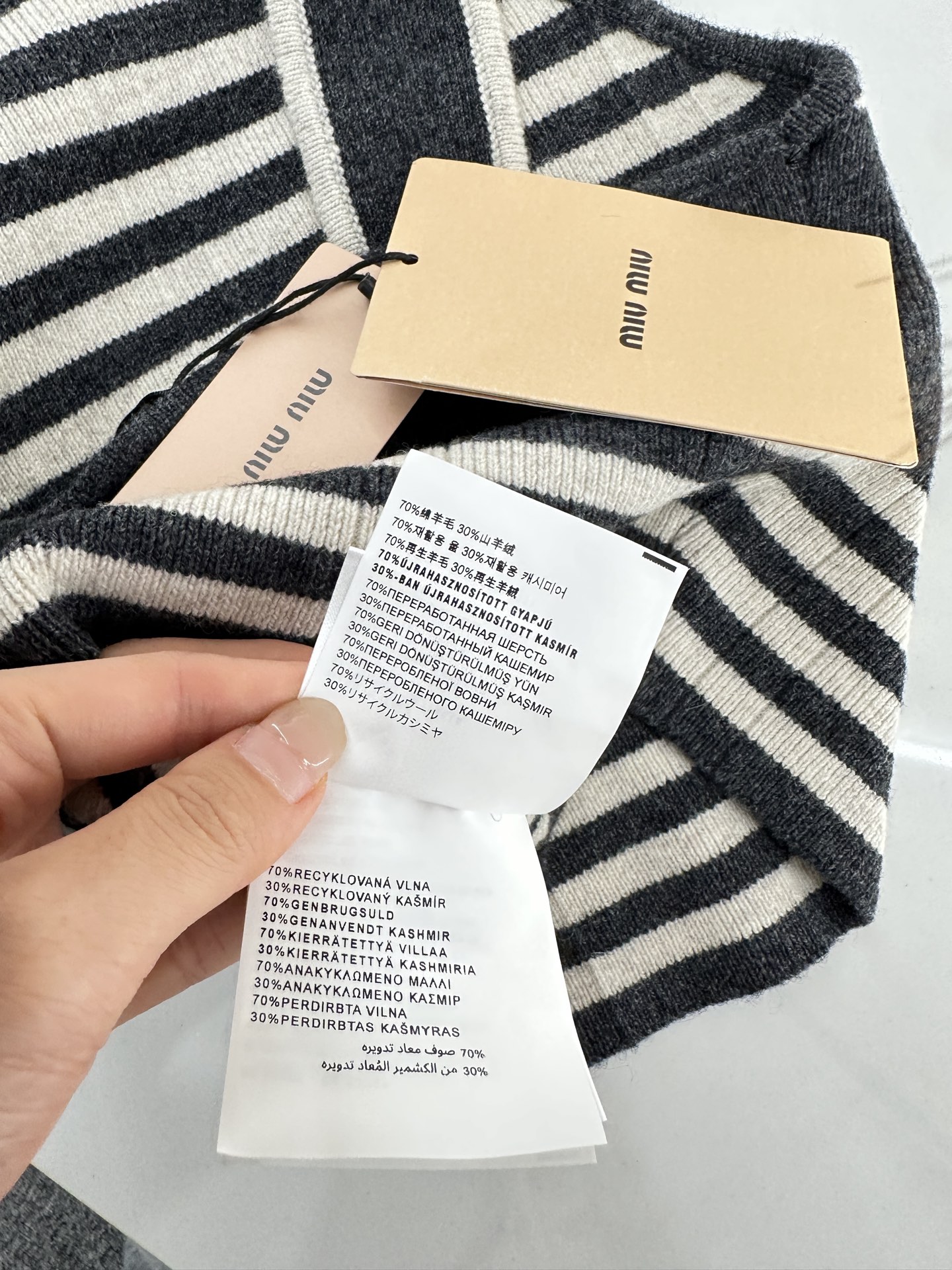 ♥Miumi*♥2025新品上架
       条纹针织背心
定制YB羊绒羊毛纱线织造 质感舒适 弹力十
