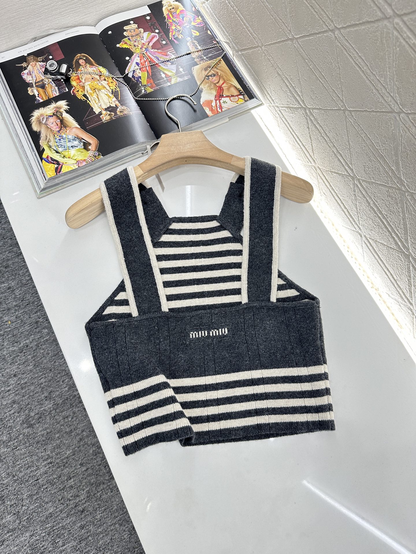 ♥Miumi*♥2025新品上架
       条纹针织背心
定制YB羊绒羊毛纱线织造 质感舒适 弹力十