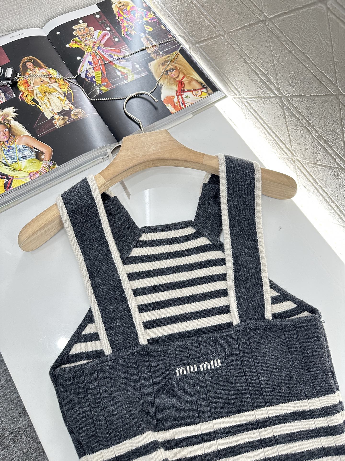 ♥Miumi*♥2025新品上架
       条纹针织背心
定制YB羊绒羊毛纱线织造 质感舒适 弹力十