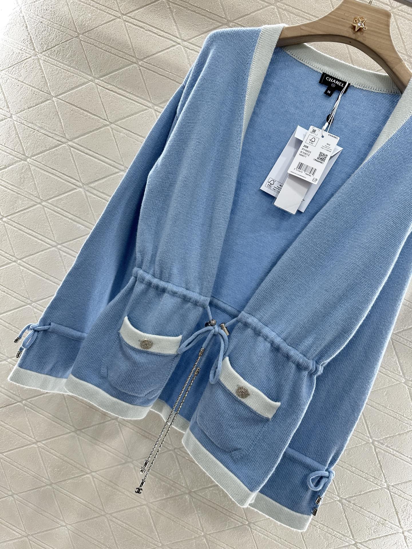 ♥Chane*♥2025新品上架
    系带撞色廓形针织开衫
定制YB羊绒纱线织造 质感高级 舒适柔软
