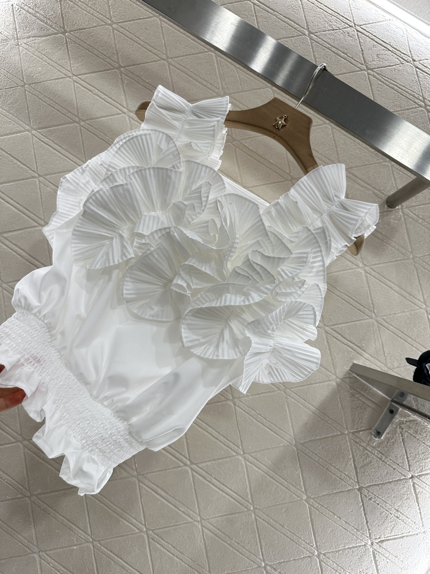 ♥Chane*♥2025新品上架
     立体压褶木耳边背心
定制YB丝棉材质 质感高级 穿搭舒适 平