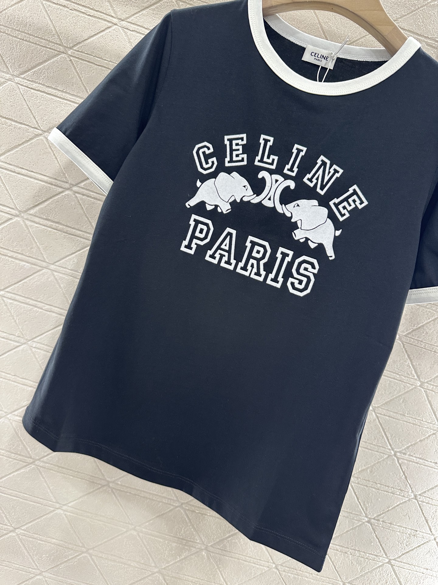 ♥Celin*♥2025新品上架
      植绒印花𝑇𝑒𝑒
定制YB斜纹全棉材质 透气舒适 质感十足 