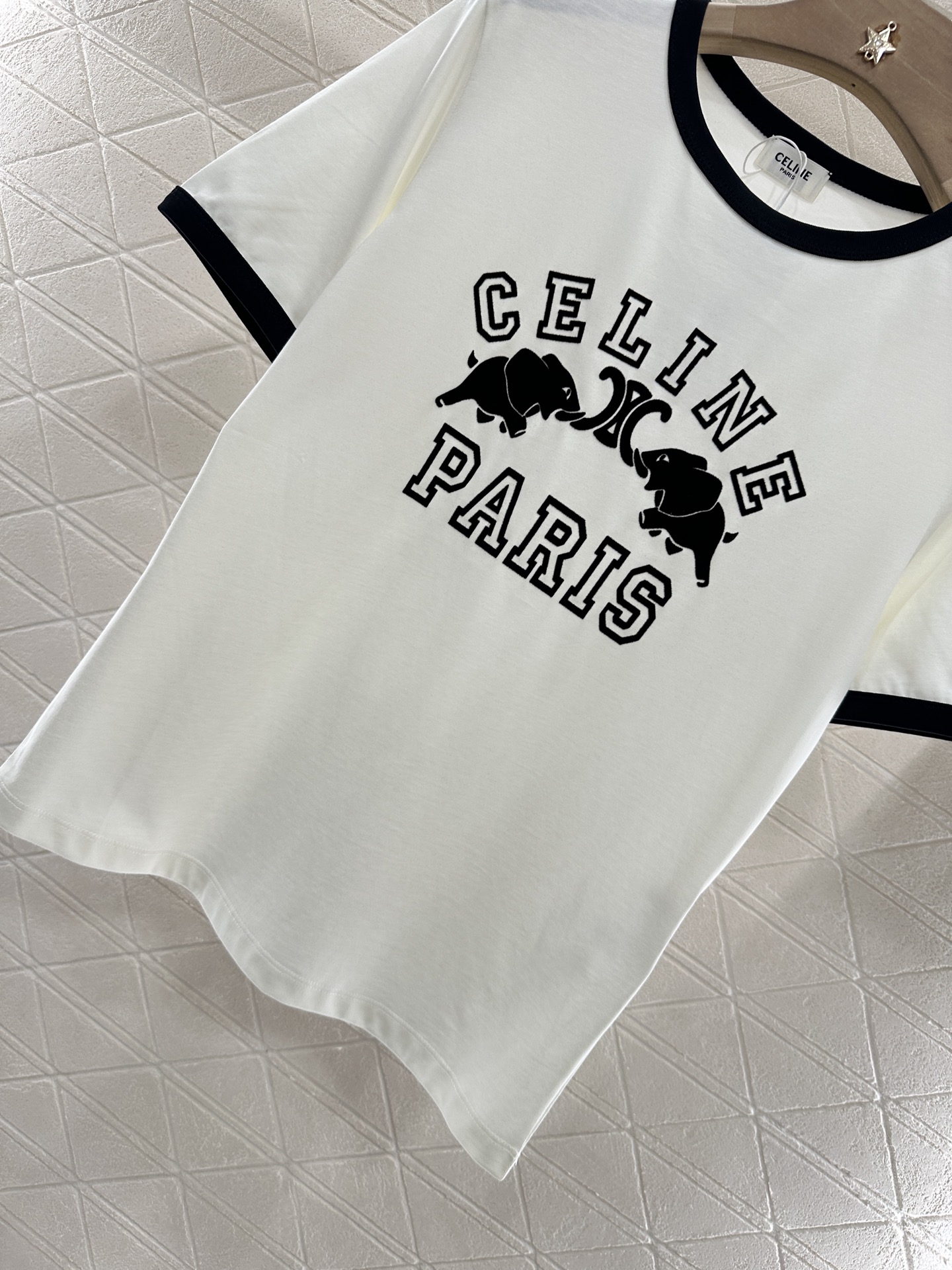 ♥Celin*♥2025新品上架
      植绒印花𝑇𝑒𝑒
定制YB斜纹全棉材质 透气舒适 质感十足 