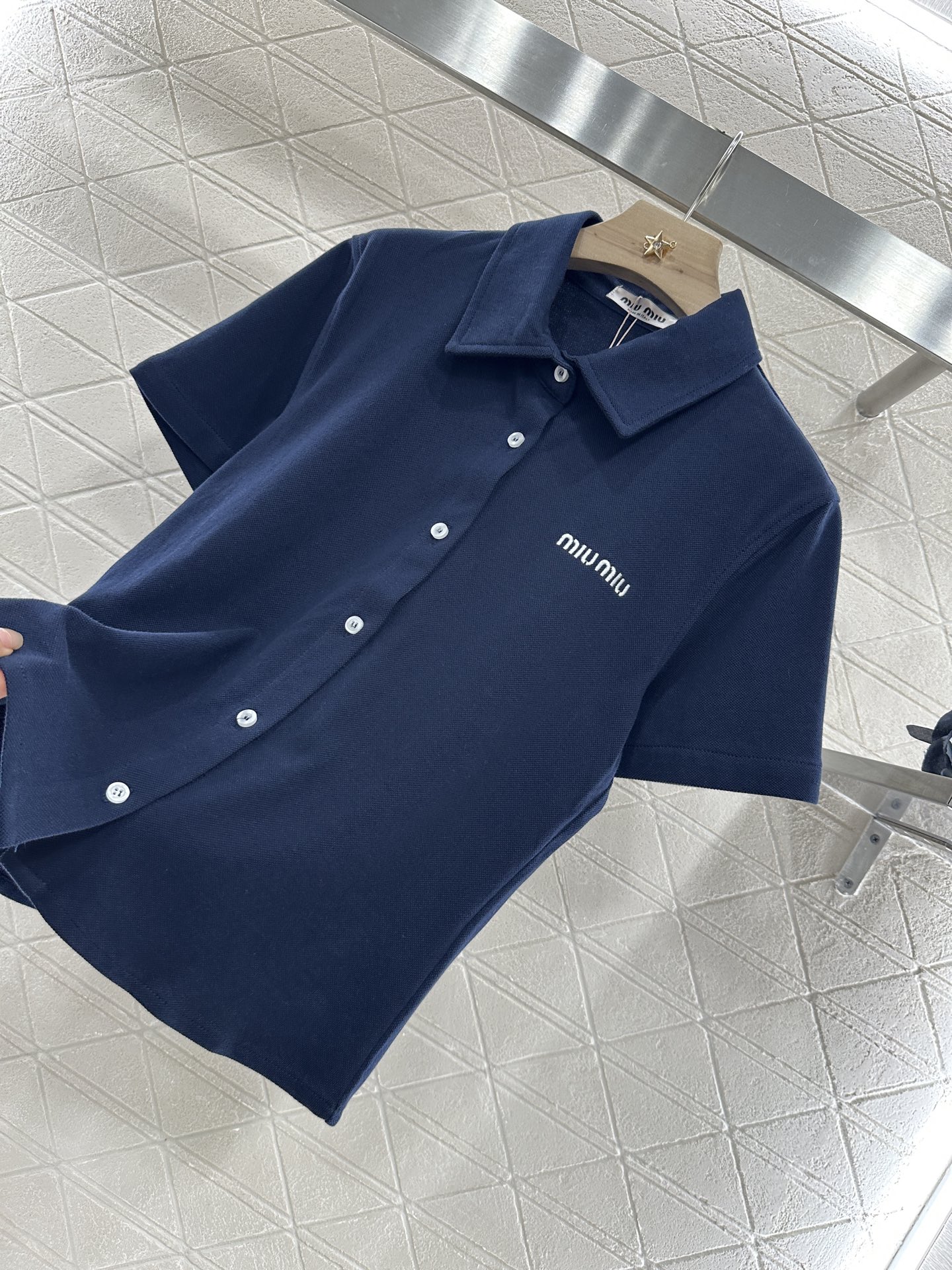 ♥Miumi*♥2025新品上架
    翻领短袖𝑝𝑜𝑙𝑜开衫
定制YB朱地全棉材质 自带空洞 吸湿透气