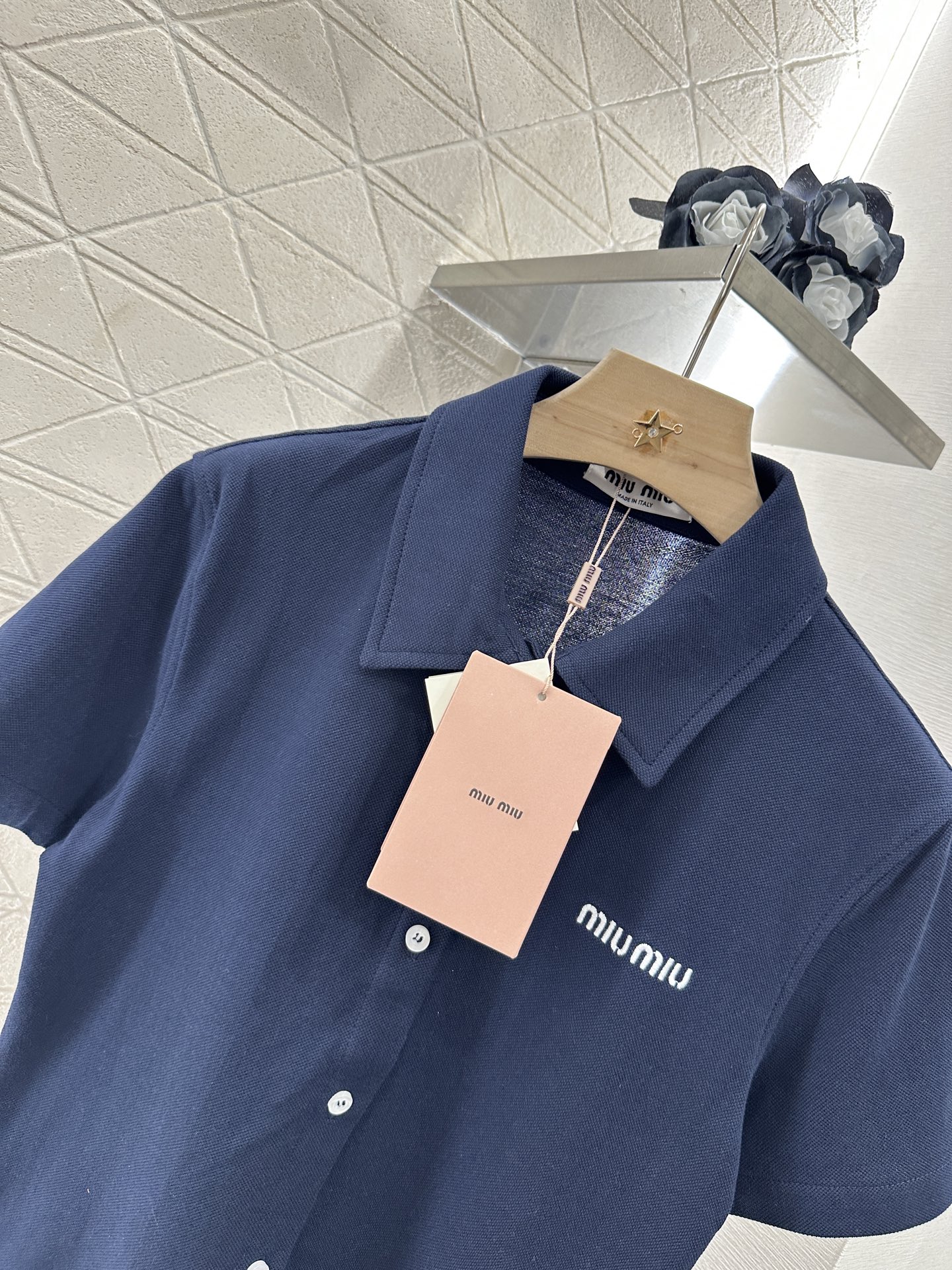 ♥Miumi*♥2025新品上架
    翻领短袖𝑝𝑜𝑙𝑜开衫
定制YB朱地全棉材质 自带空洞 吸湿透气