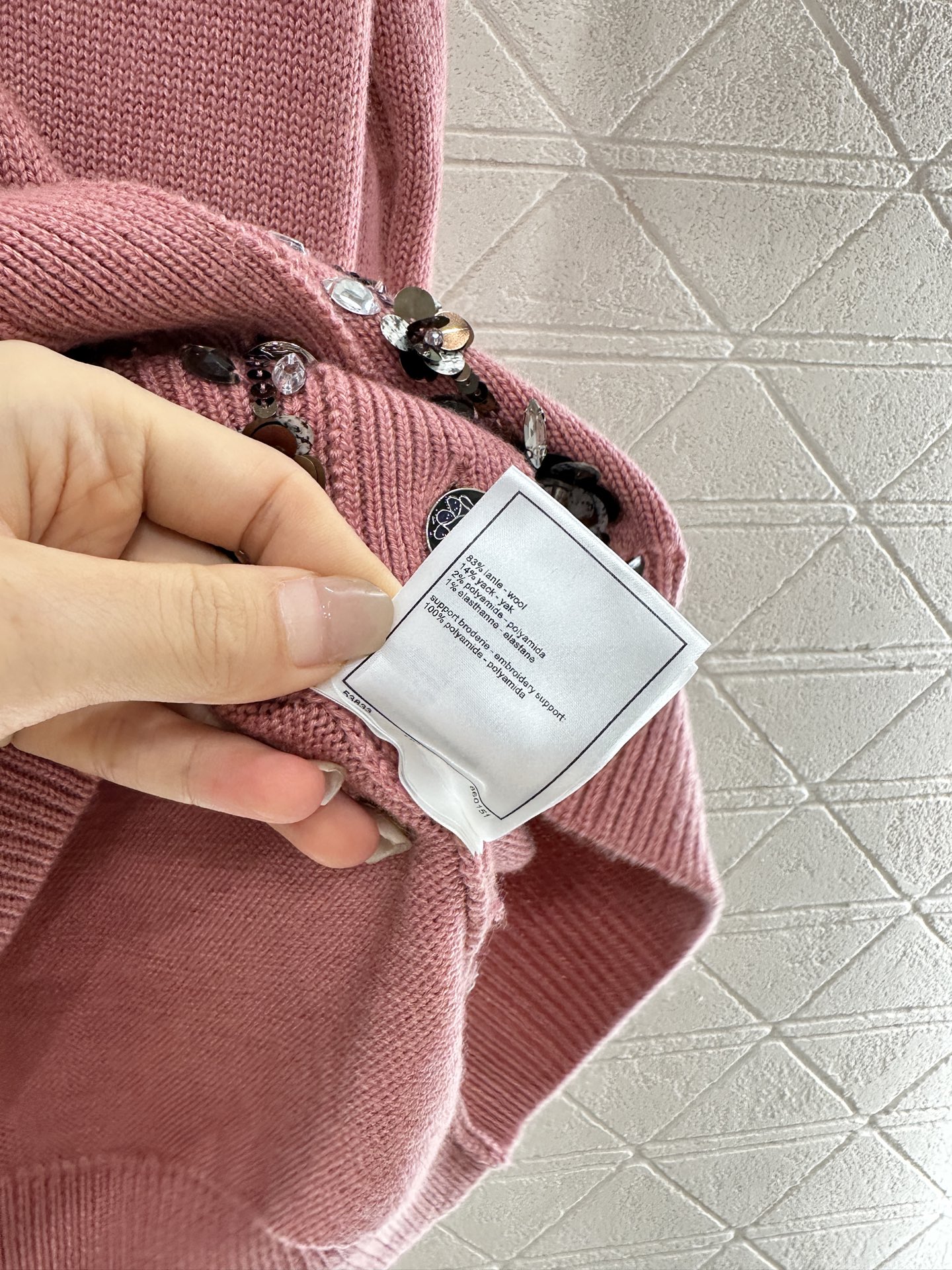 ♥Chane*♥2025新品上架
    重工钉珠花朵针织开衫
定制YB羊毛纱线织造 密度细针织造 清晰