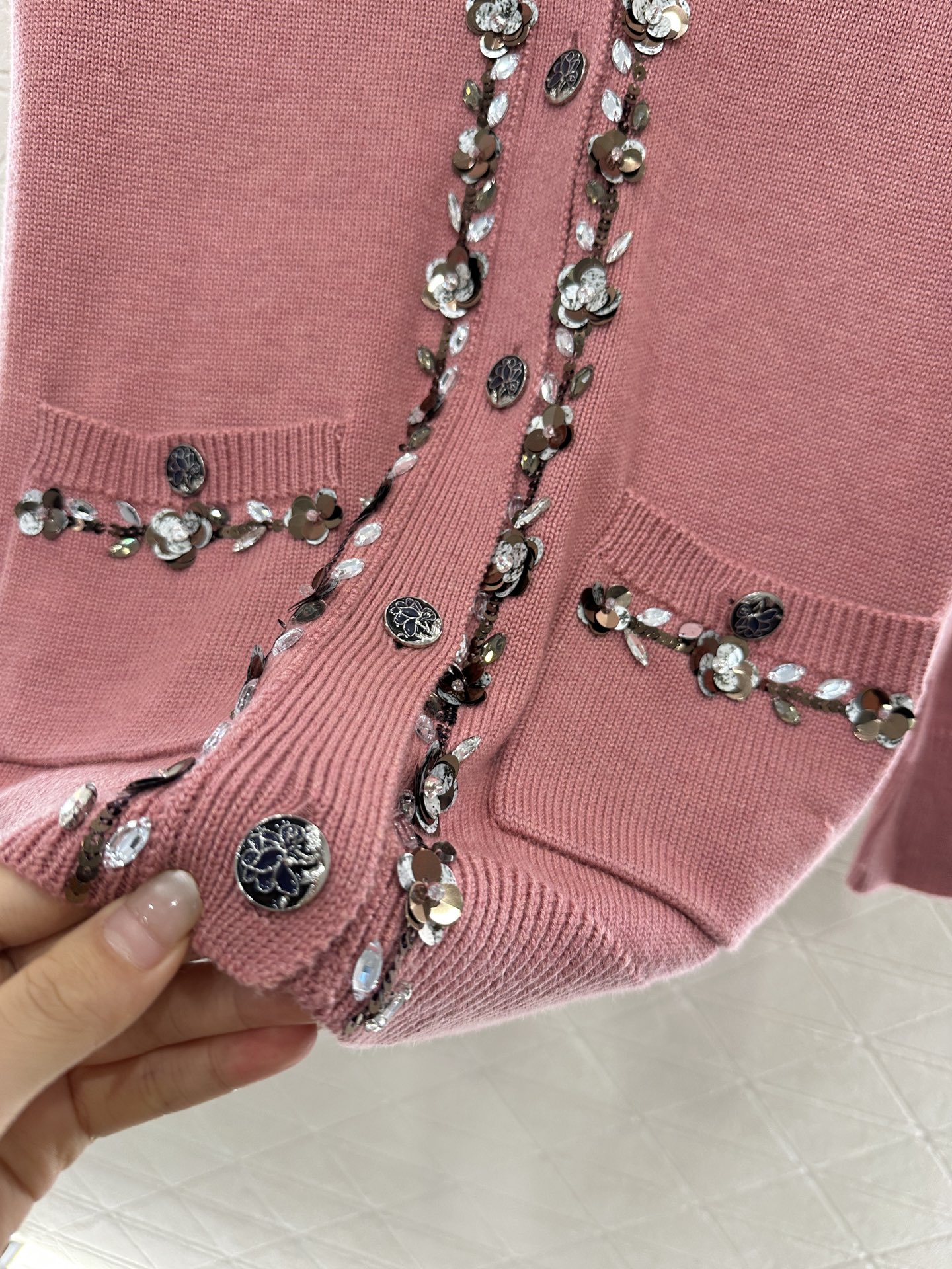 ♥Chane*♥2025新品上架
    重工钉珠花朵针织开衫
定制YB羊毛纱线织造 密度细针织造 清晰