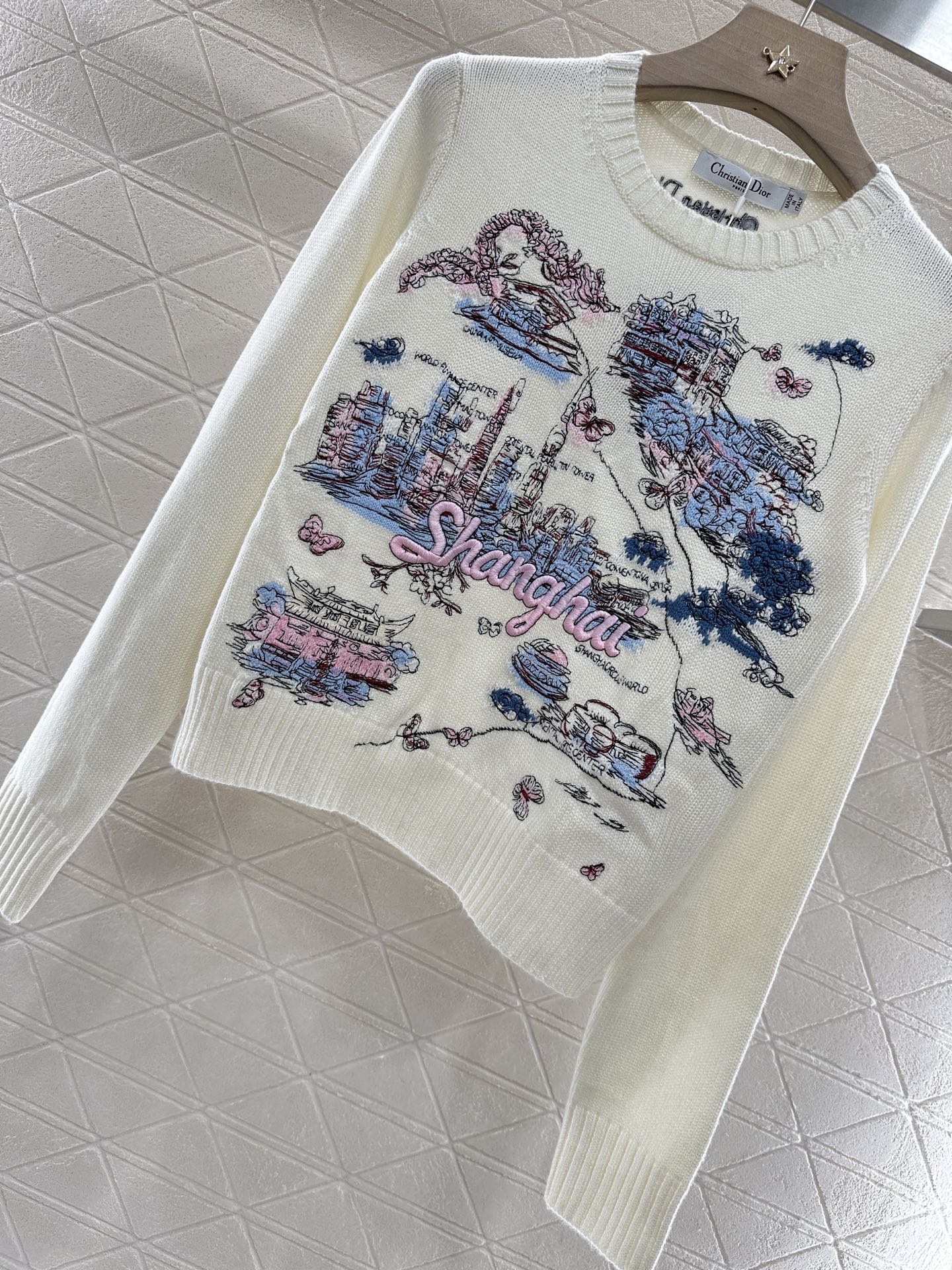 ♥Dio*♥2025新品上架
   城景刺绣套头毛衣
定制YB羊绒羊毛纱线织造 质感高级 舒适柔软 圆领