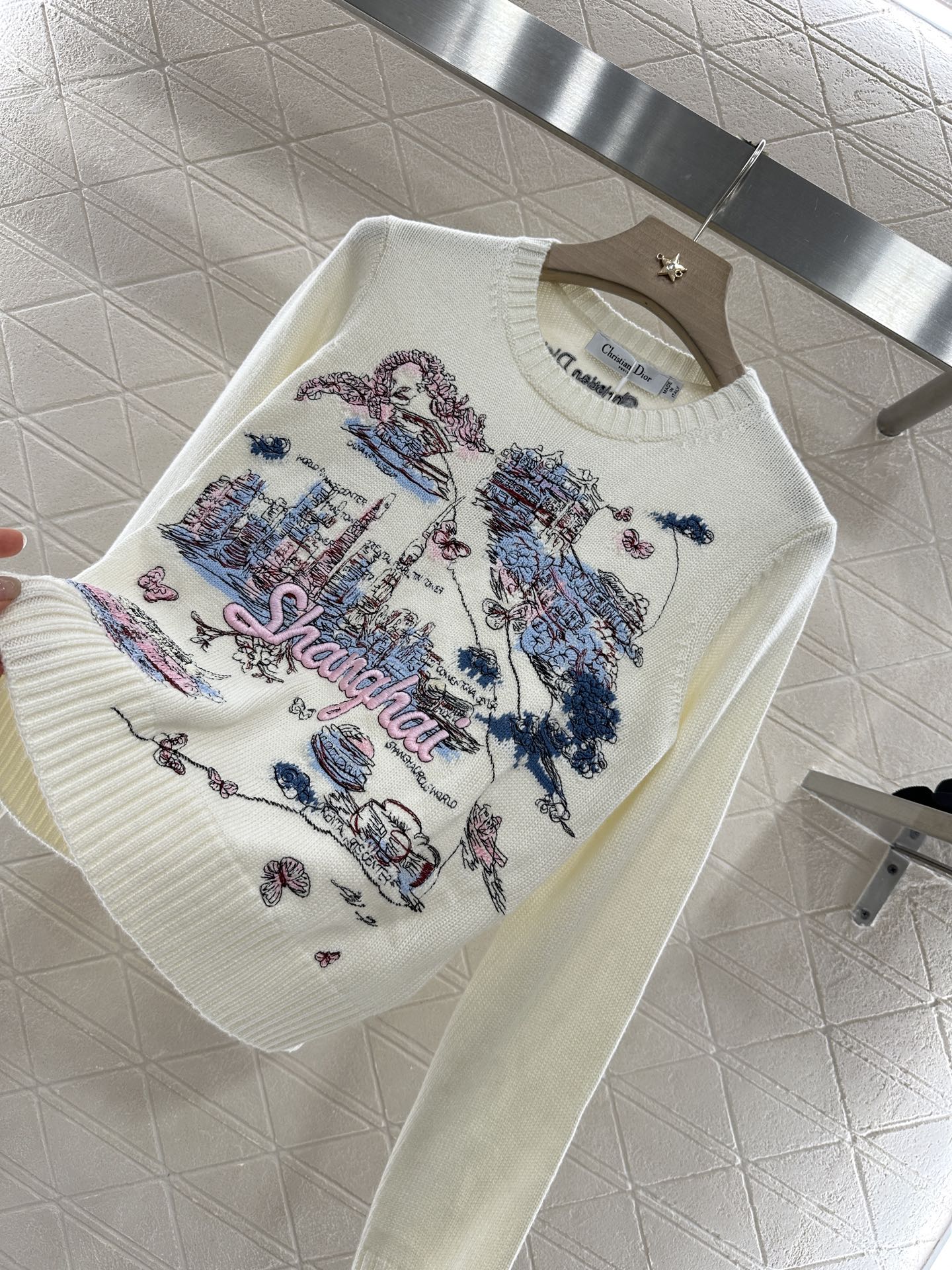 ♥Dio*♥2025新品上架
   城景刺绣套头毛衣
定制YB羊绒羊毛纱线织造 质感高级 舒适柔软 圆领