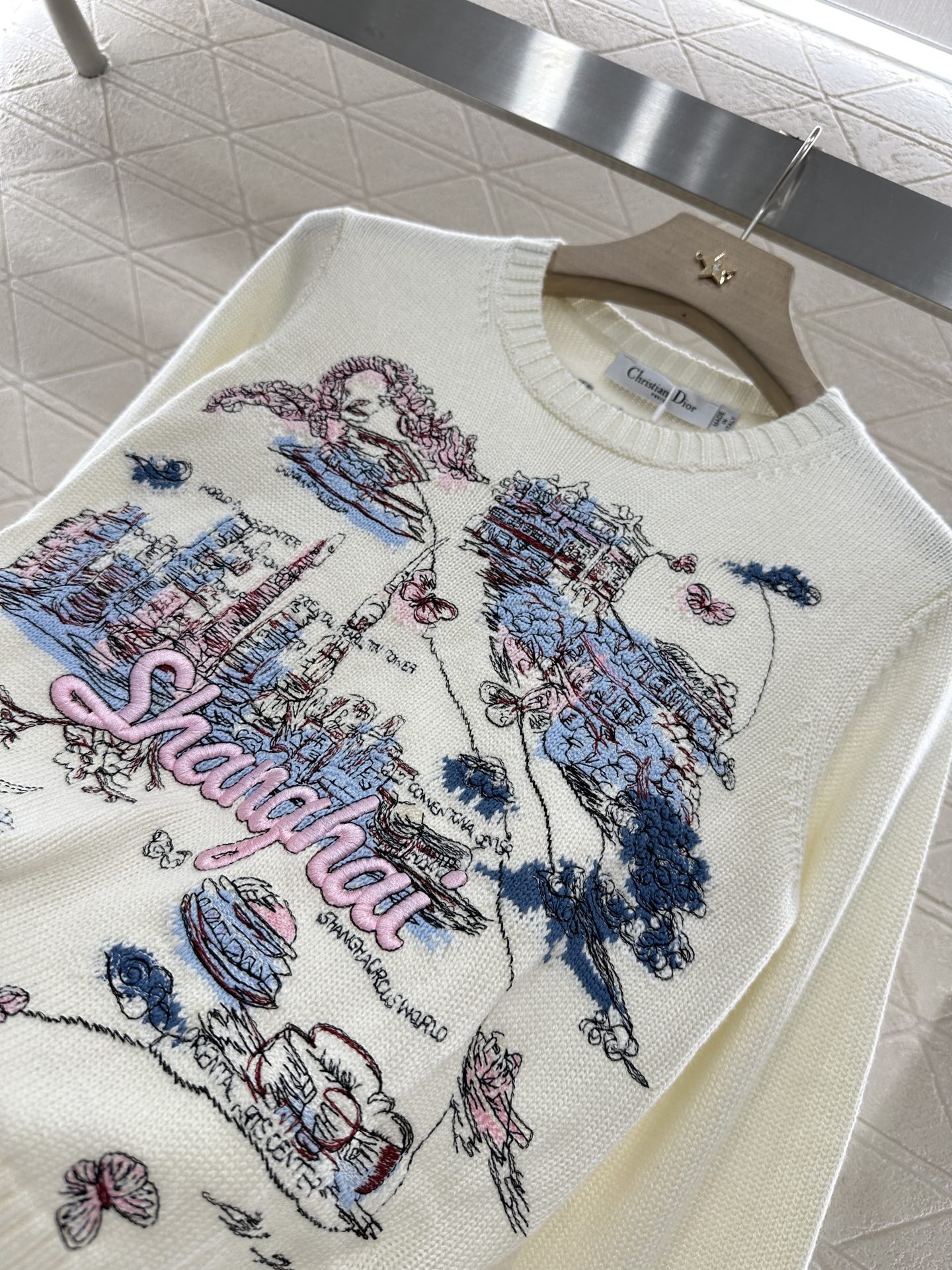 ♥Dio*♥2025新品上架
   城景刺绣套头毛衣
定制YB羊绒羊毛纱线织造 质感高级 舒适柔软 圆领