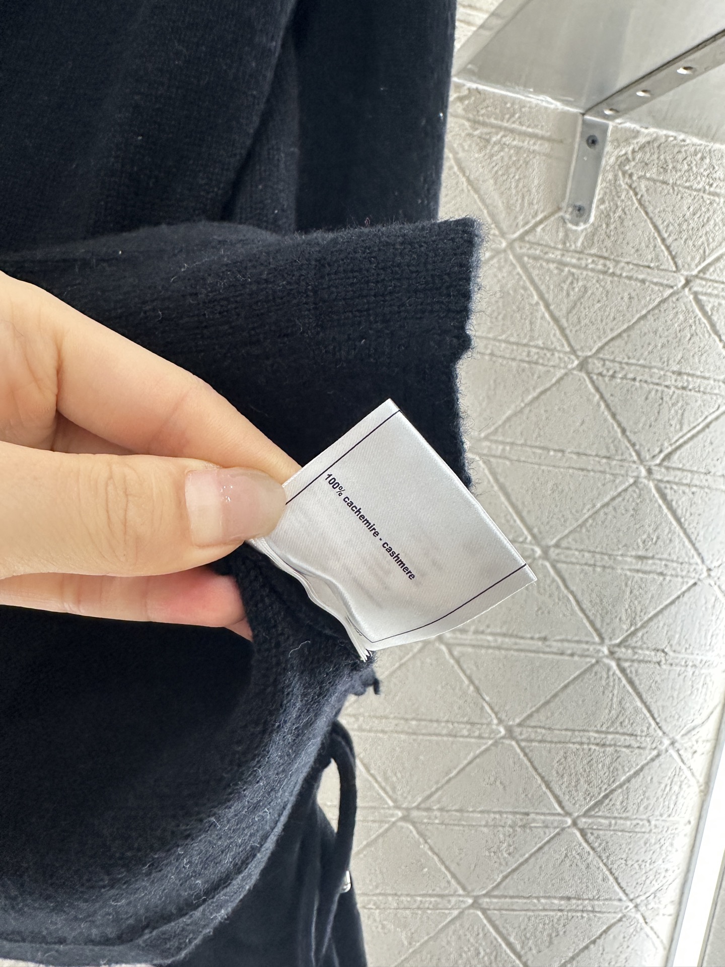 ♥Chane*♥2025新品上架
     钉珠花朵抽绳针织开衫
定制YB羊绒纱线织造 密度细针织造 清