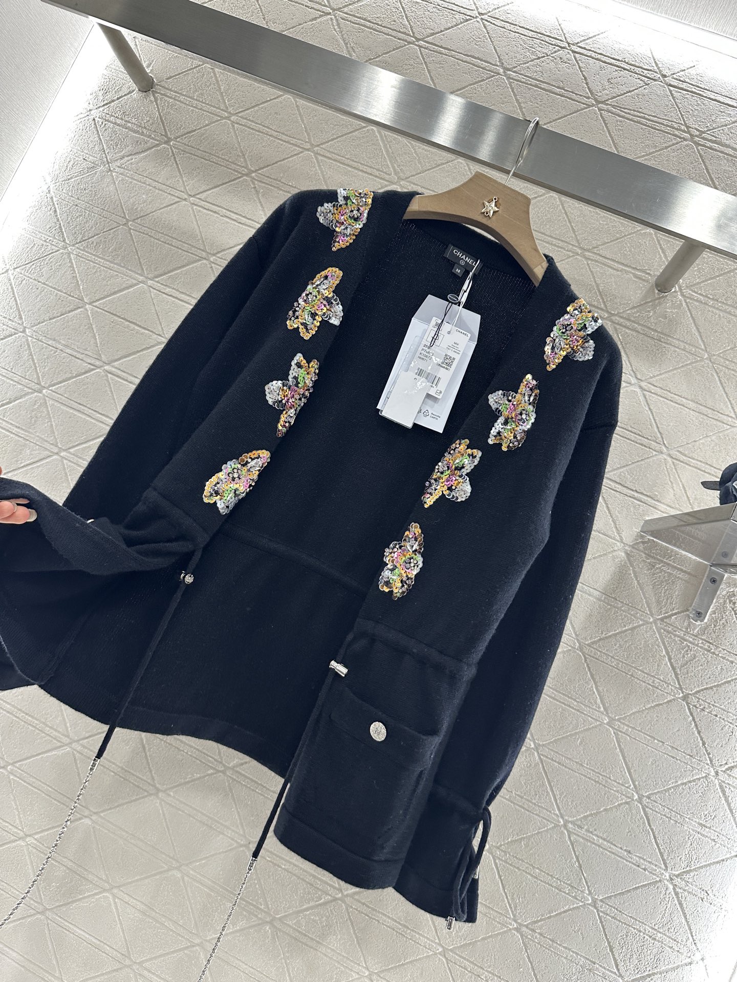 ♥Chane*♥2025新品上架
     钉珠花朵抽绳针织开衫
定制YB羊绒纱线织造 密度细针织造 清
